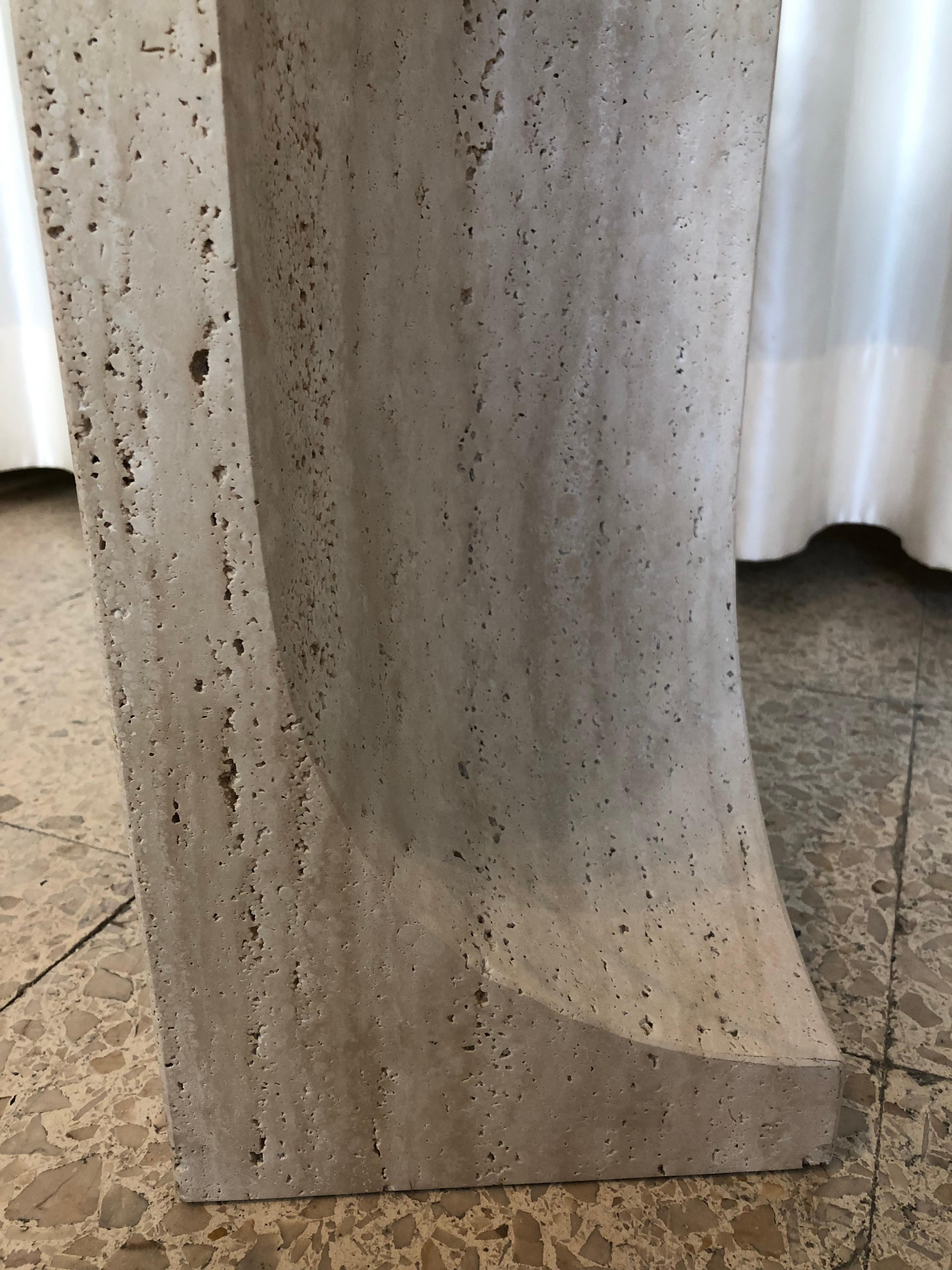 Table d'appoint avec marbre travertin fabriqué au Portugal par Collector Studio en vente 1