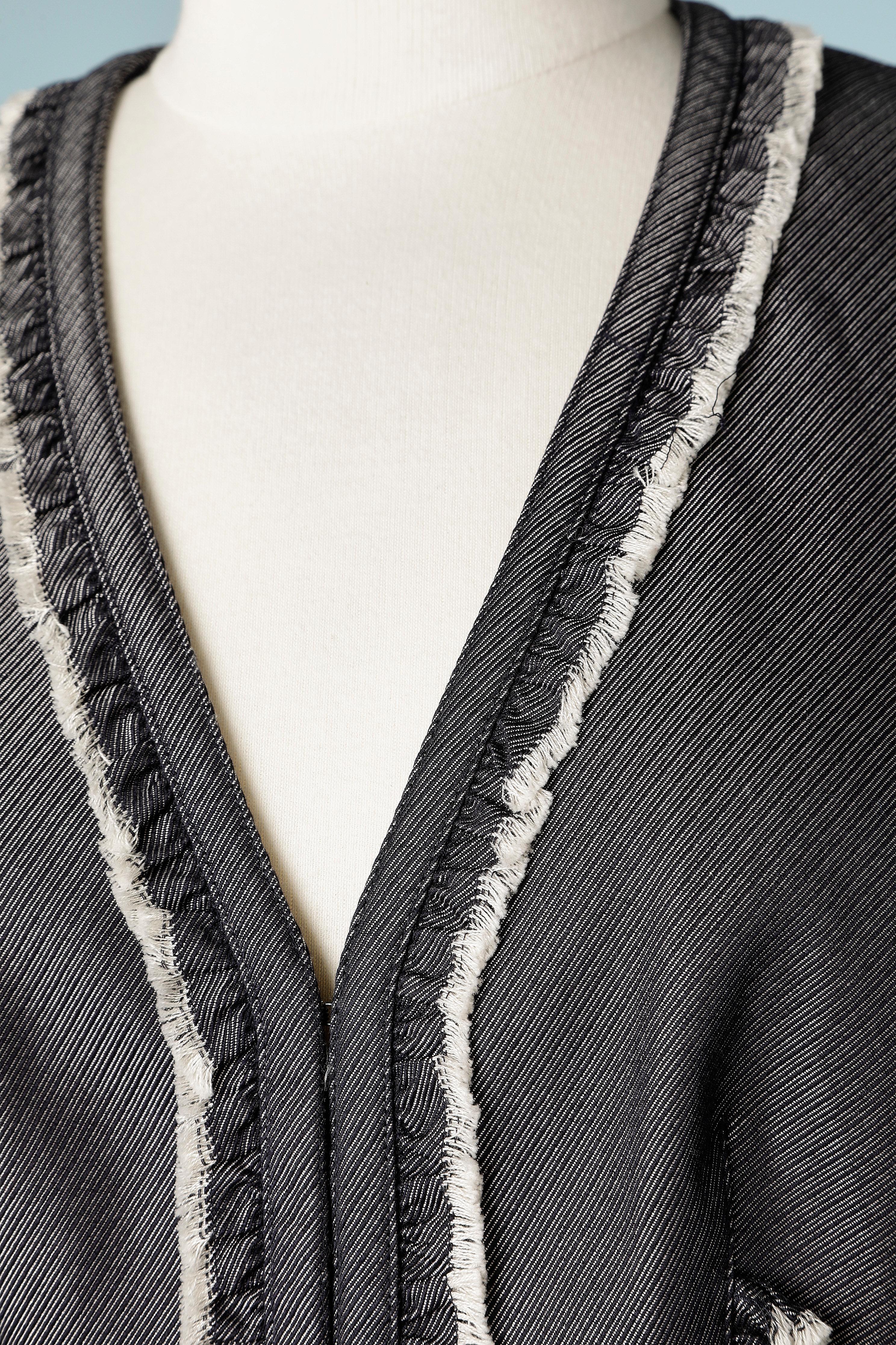 Veste en coton bord à bord avec froufrous et bord à franges. Fermez au milieu de l'avant avec le crochet et l'œillet. Doublure en soie. NEUF AVEC ÉTIQUETTE.
TAILLE 38 (M) 