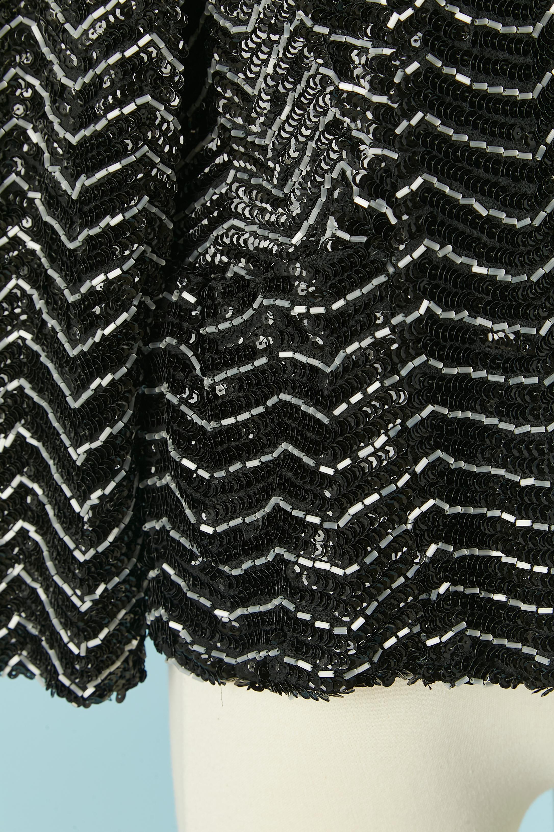 Noir Veste de soirée bord à bord avec perles de verre blanches et paillettes noires Circa 1970 en vente