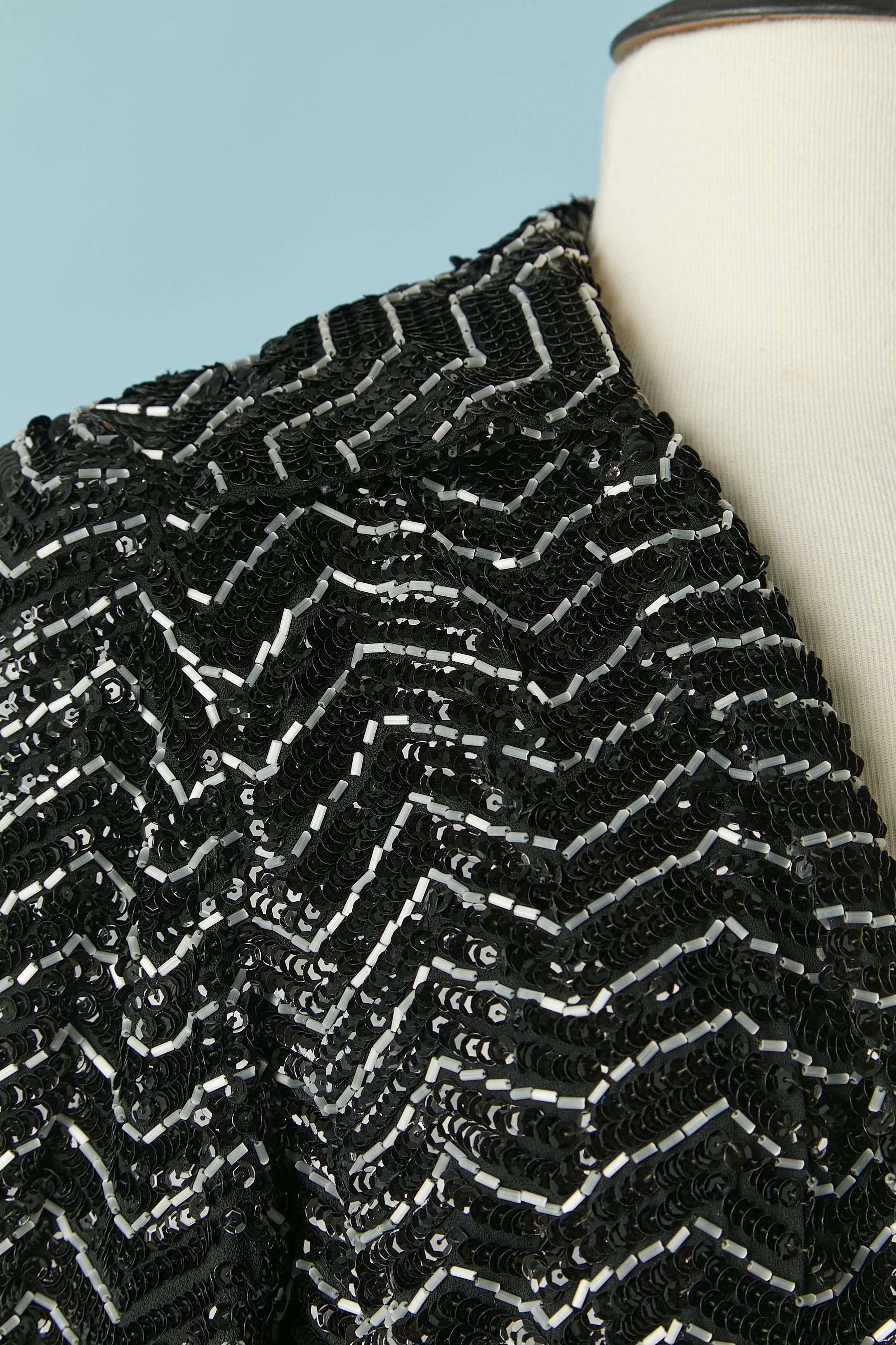 Veste de soirée bord à bord avec perles de verre blanches et paillettes noires Circa 1970 Excellent état - En vente à Saint-Ouen-Sur-Seine, FR