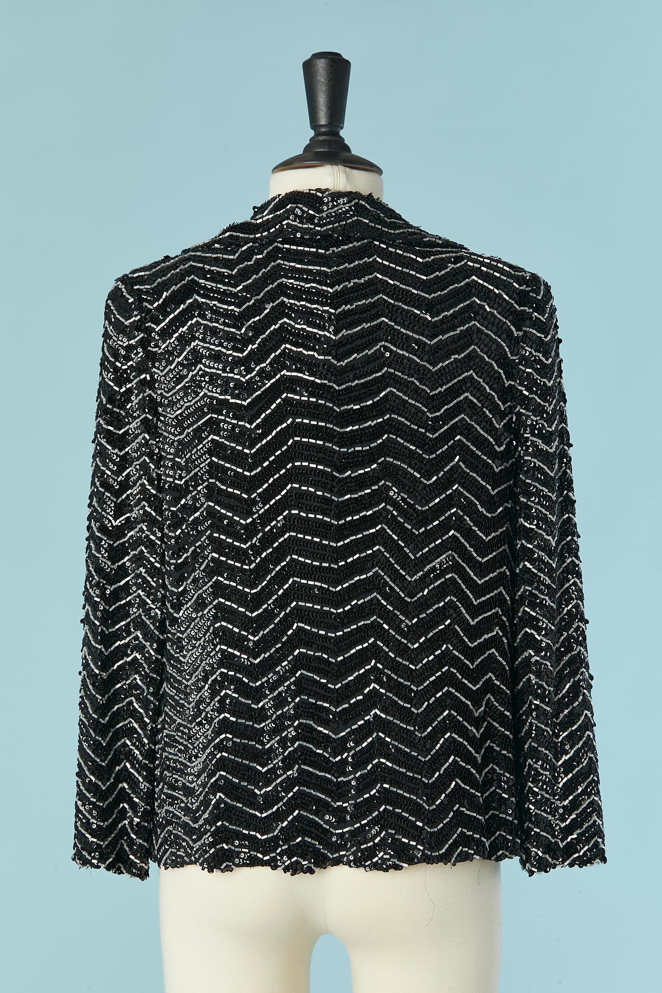 Veste de soirée bord à bord avec perles de verre blanches et paillettes noires Circa 1970 en vente 1