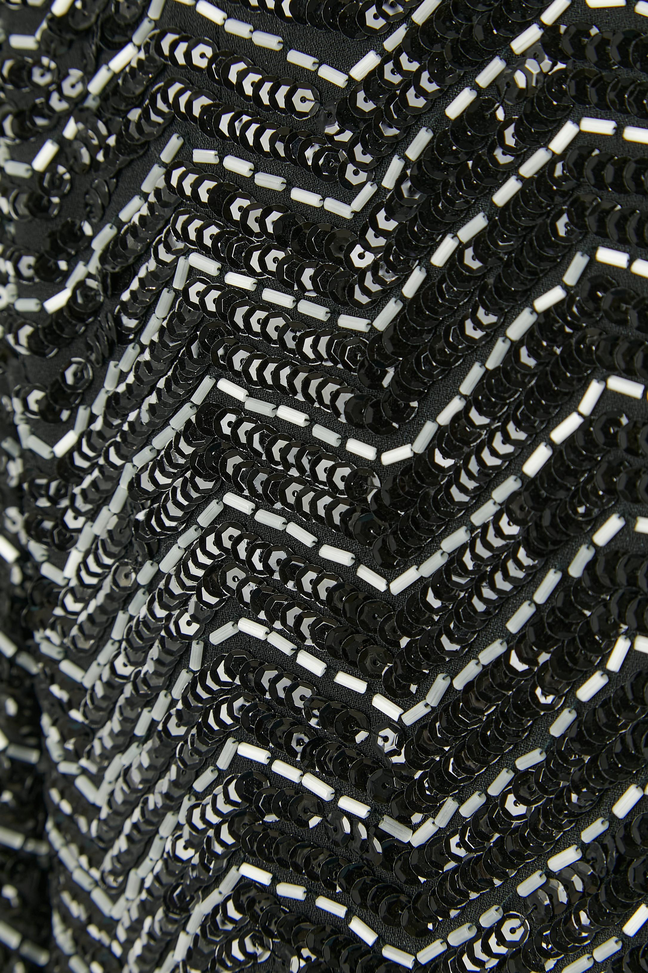 Veste de soirée bord à bord avec perles de verre blanches et paillettes noires Circa 1970 en vente 2