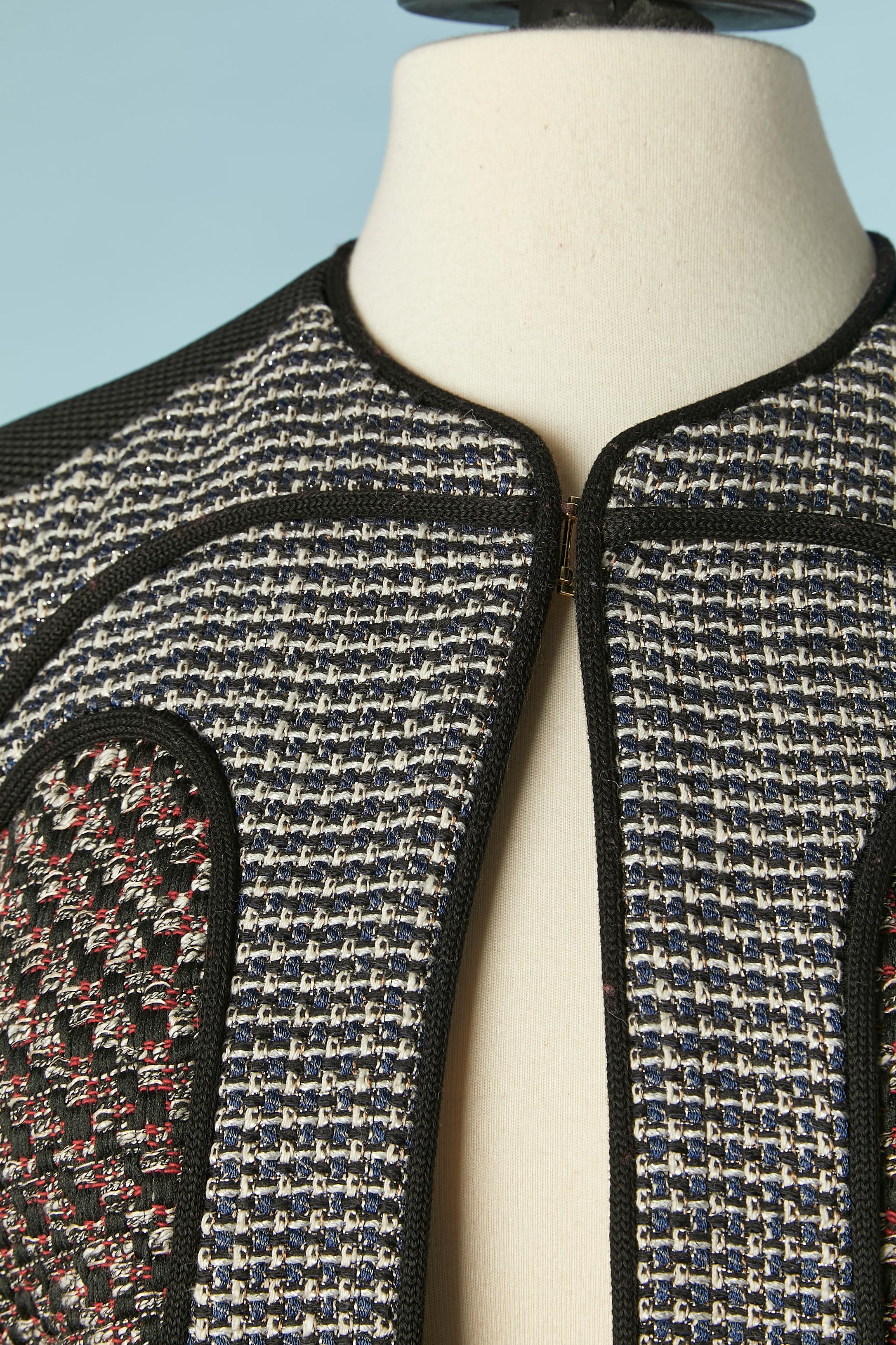 Giacca da bordo a bordo realizzata con 3 tipi di tweed e tessuto tecnico. Composizione del tweed: poliestere, cotone, lino, acrilico e nylon. Tessuto tecnico (sulle spalle): 100% poliestere. Fodera: 100% poliestere. 
Chiusura con gancio e occhiello