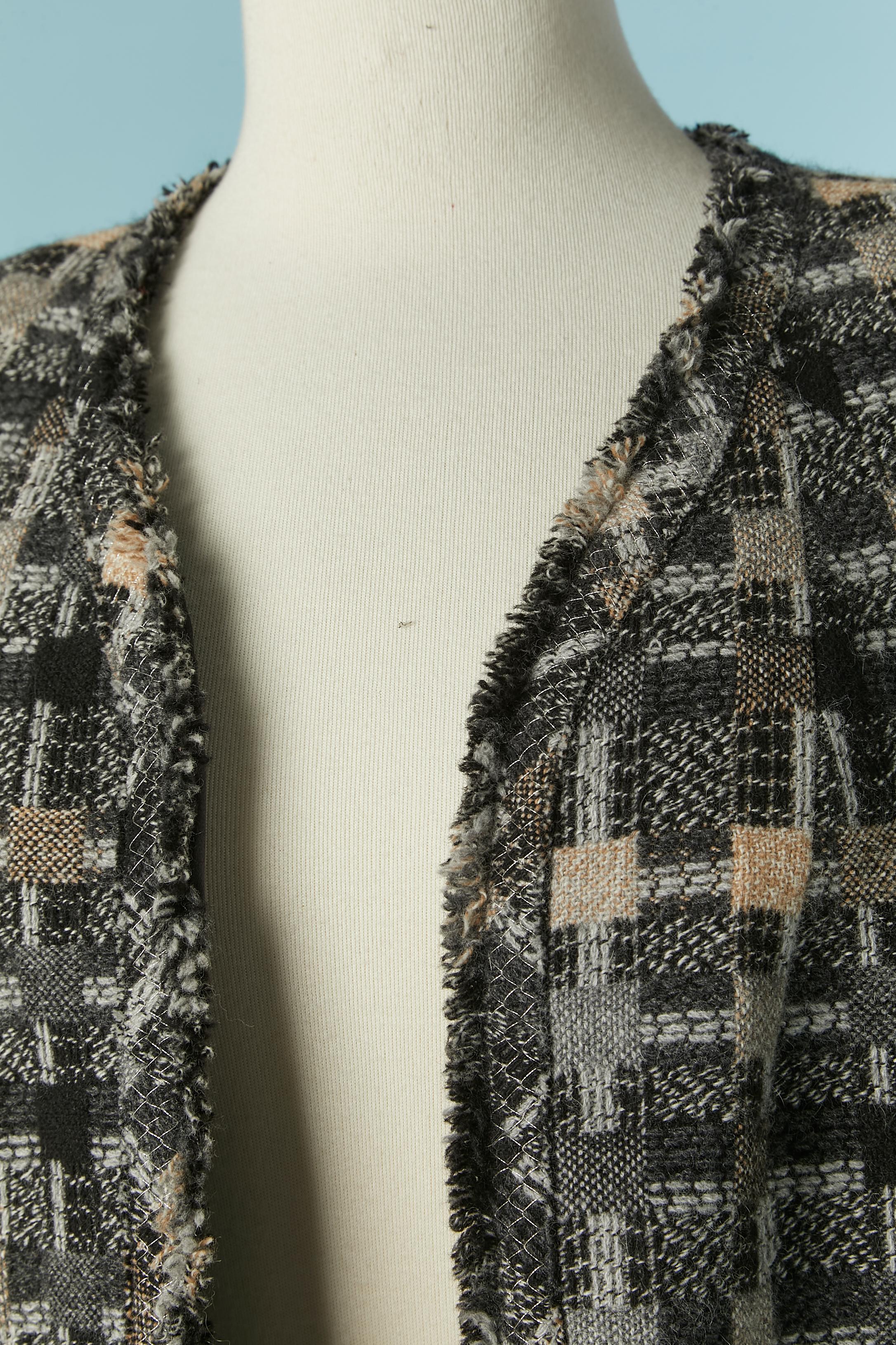 Edge to edge Tweed jacket . Fabric composition: 60% wool, 30% angora, 10% cashgora. Branded silk composition: 96% silk, 4% stretch
Pockets on both side with decorative button 
SIZE 48 (Fr) L/XL 
