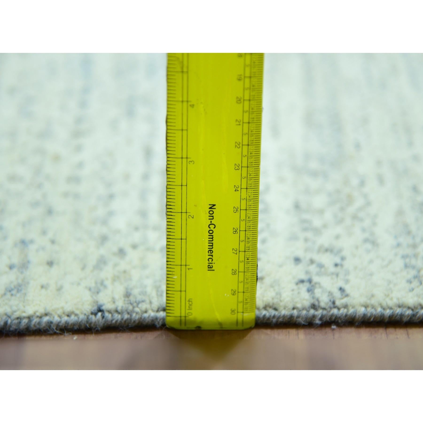 Edgecomb Grauer, moderner, handgeknüpfter, übergroßer Teppich aus unbefärbter Wolle in Übergröße mit Grasdesign im Angebot 3