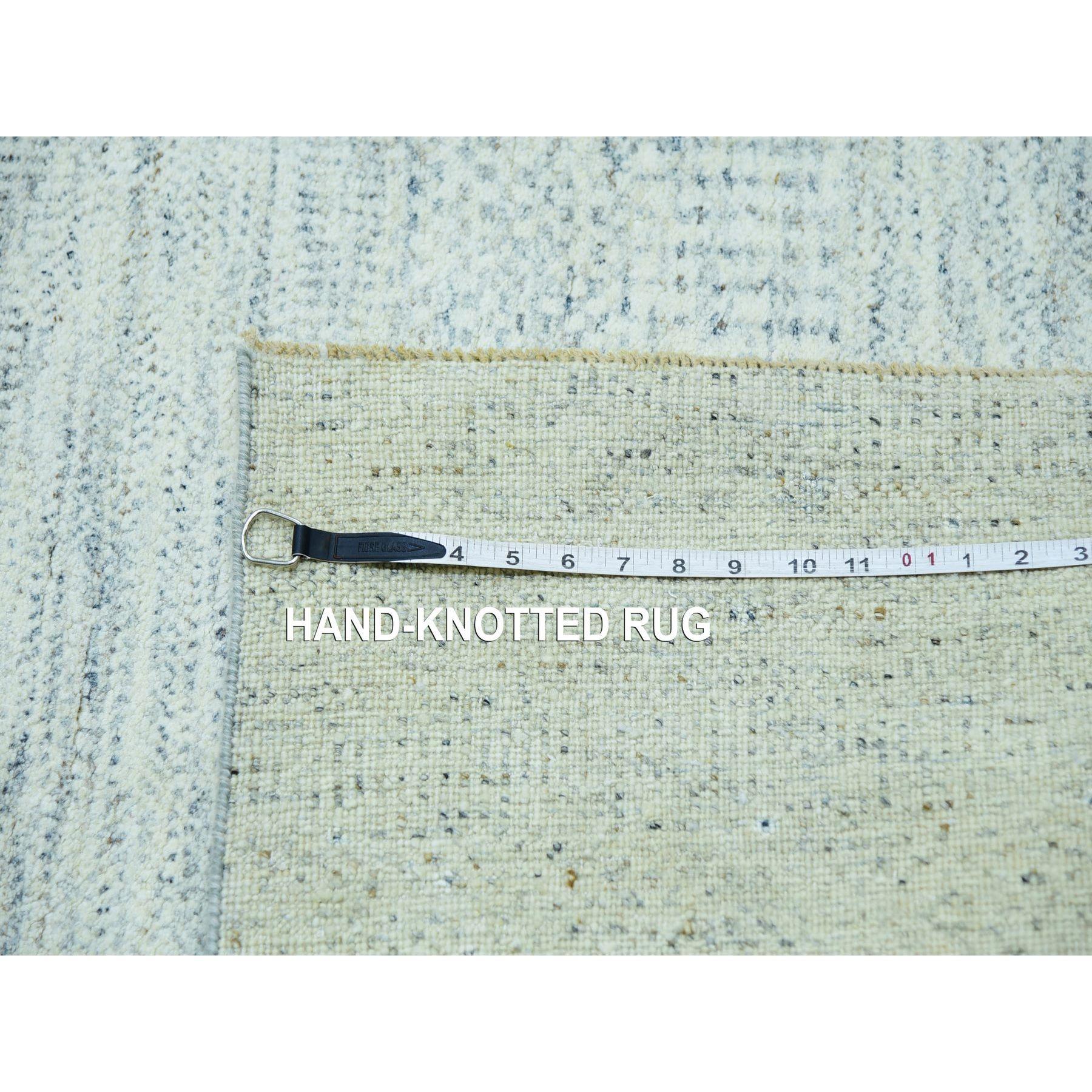 Edgecomb Grauer, moderner, handgeknüpfter, übergroßer Teppich aus unbefärbter Wolle in Übergröße mit Grasdesign im Angebot 4