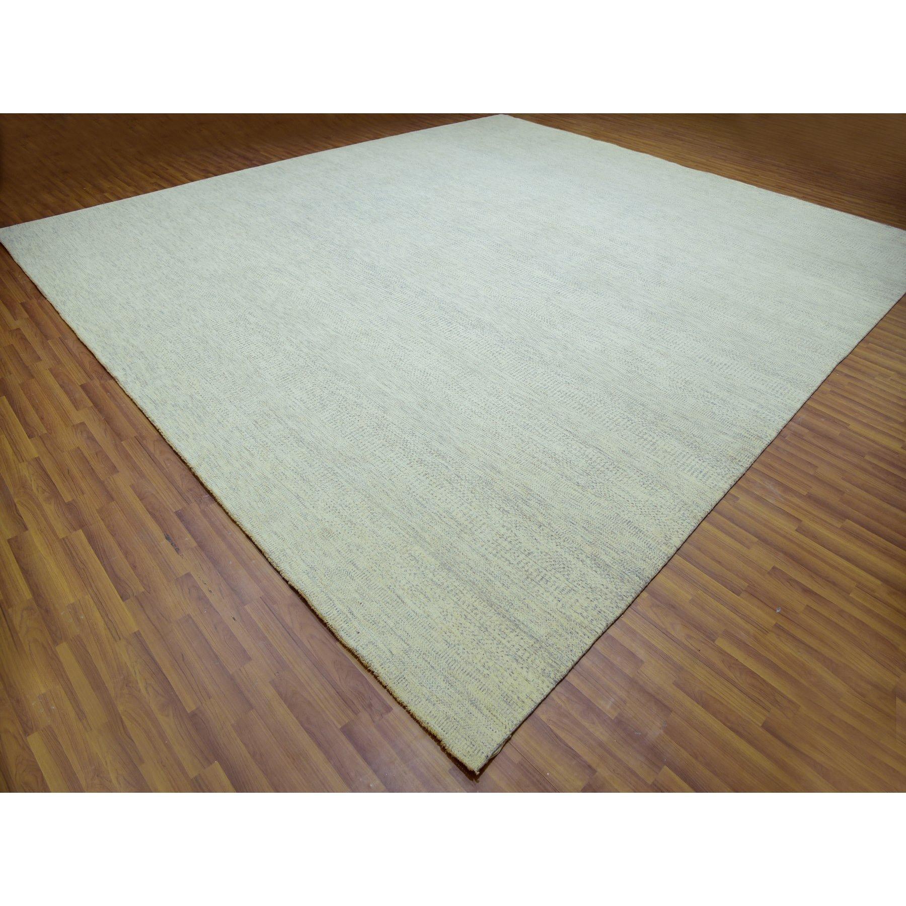 Edgecomb Grauer, moderner, handgeknüpfter, übergroßer Teppich aus unbefärbter Wolle in Übergröße mit Grasdesign (Moderne) im Angebot