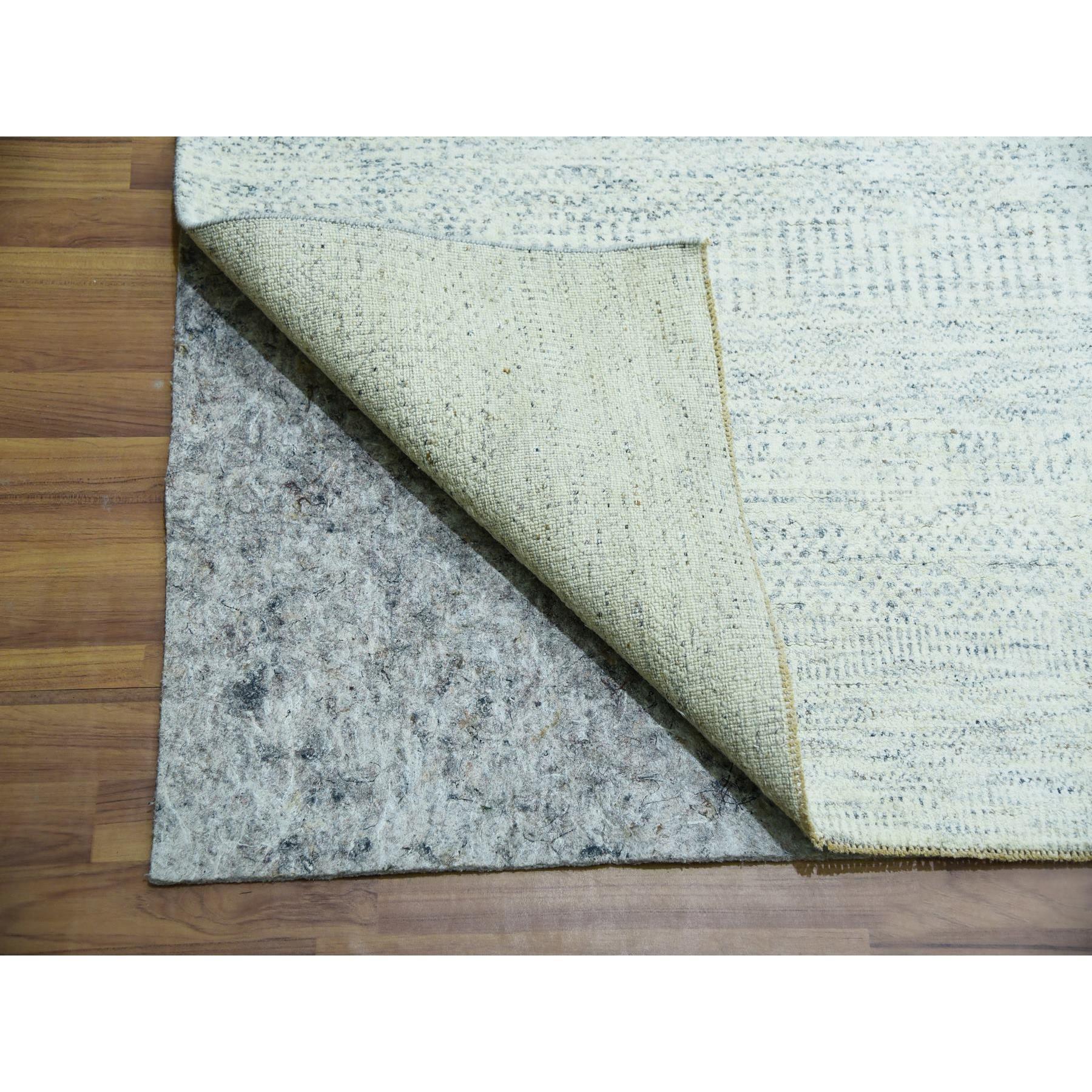 Edgecomb Grauer, moderner, handgeknüpfter, übergroßer Teppich aus unbefärbter Wolle in Übergröße mit Grasdesign (Indisch) im Angebot