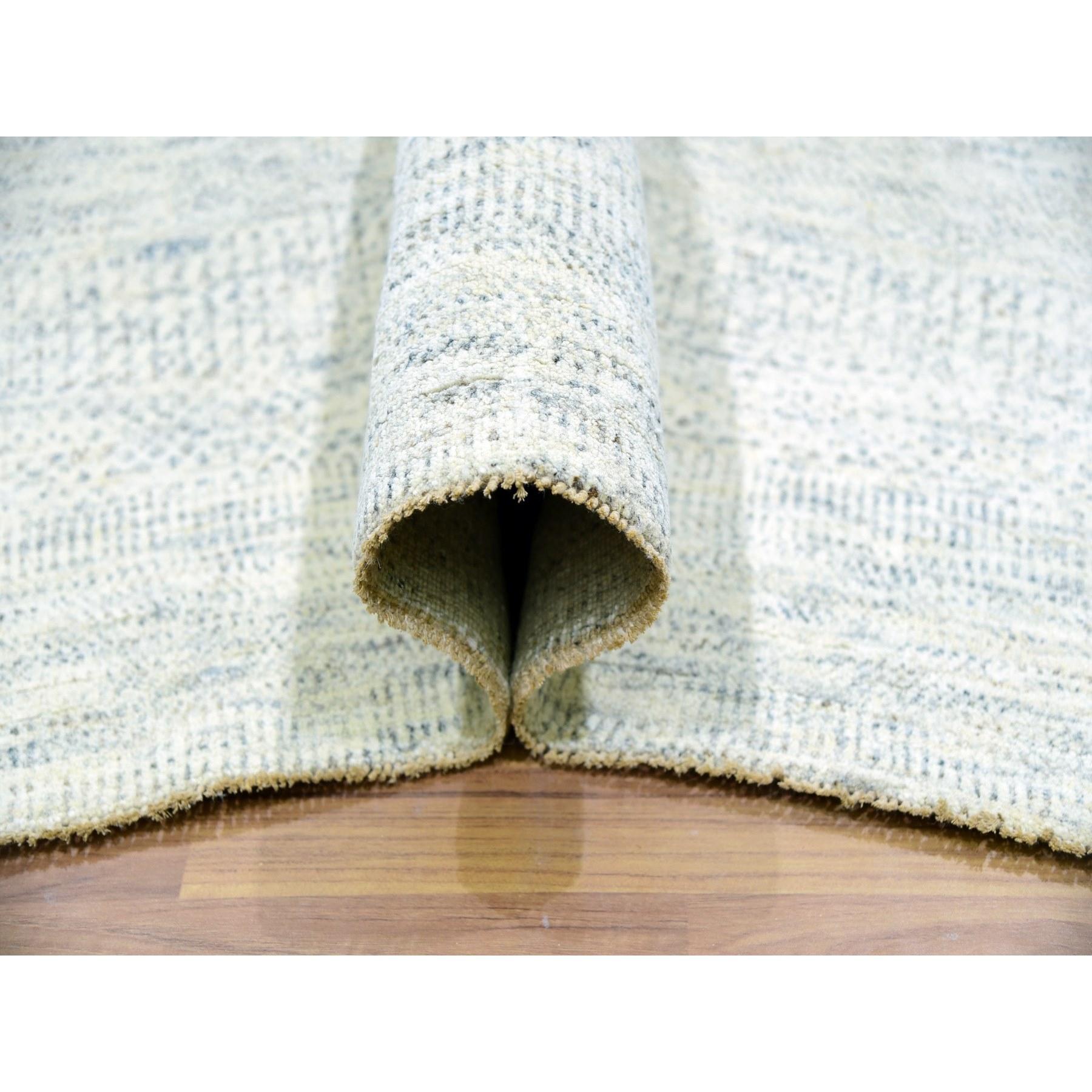 Edgecomb Grauer, moderner, handgeknüpfter, übergroßer Teppich aus unbefärbter Wolle in Übergröße mit Grasdesign (Handgeknüpft) im Angebot