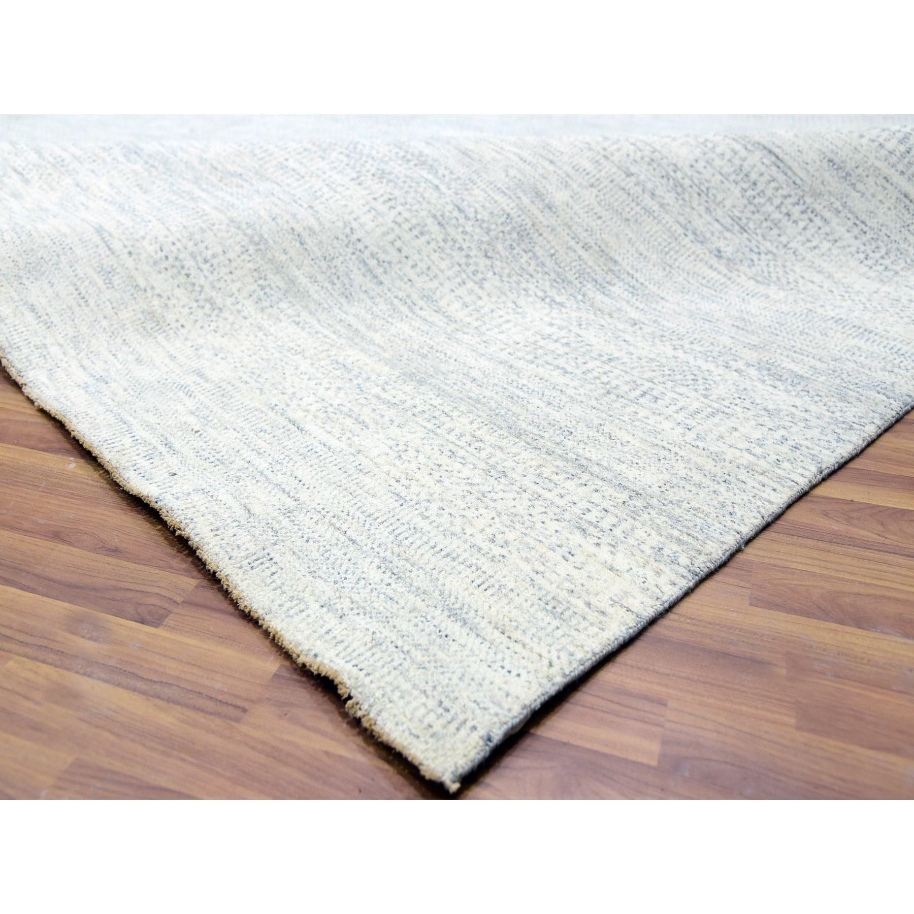 Edgecomb Grauer, moderner, handgeknüpfter, übergroßer Teppich aus unbefärbter Wolle in Übergröße mit Grasdesign im Zustand „Neu“ im Angebot in Carlstadt, NJ