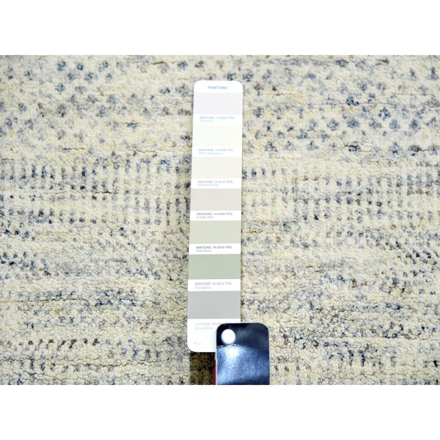 Edgecomb Grauer, moderner, handgeknüpfter, übergroßer Teppich aus unbefärbter Wolle in Übergröße mit Grasdesign (21. Jahrhundert und zeitgenössisch) im Angebot