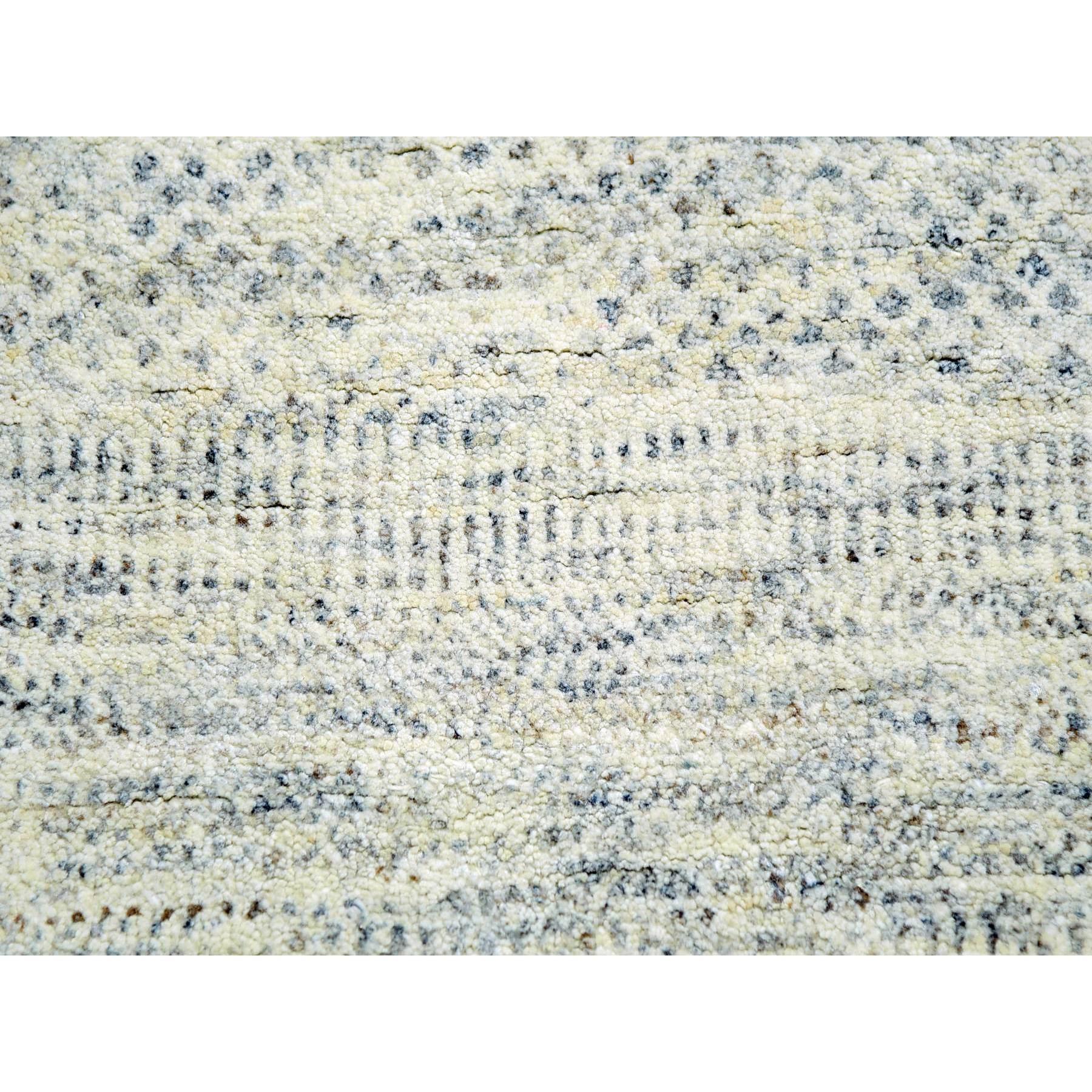 Edgecomb Grauer, moderner, handgeknüpfter, übergroßer Teppich aus unbefärbter Wolle in Übergröße mit Grasdesign im Angebot 1
