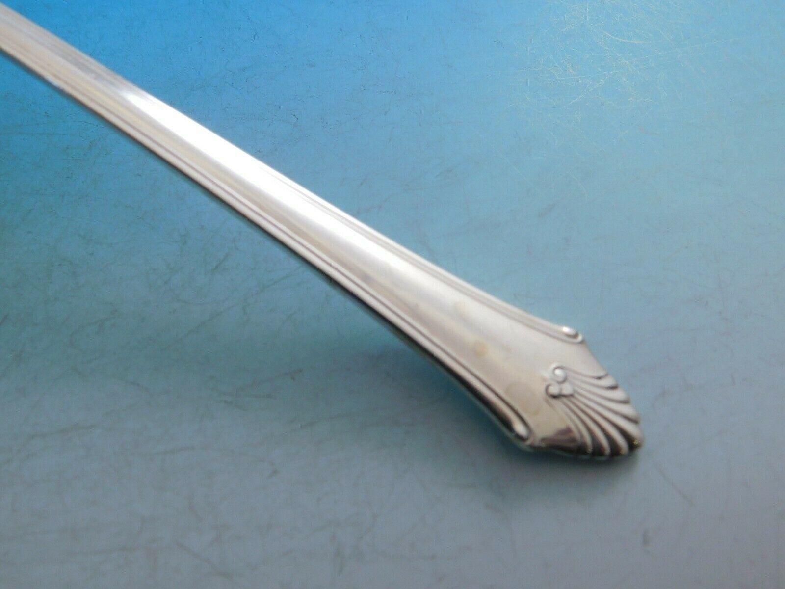 Publié à l'origine en 1987, Edgemont de Gorham possède des cannelures symétriques qui ornent l'extrémité du couvert, s'évasant en un motif inimitable.

Service de couverts en argent sterling Edgemont by Gorham, 50 pièces. Cet ensemble comprend :

12