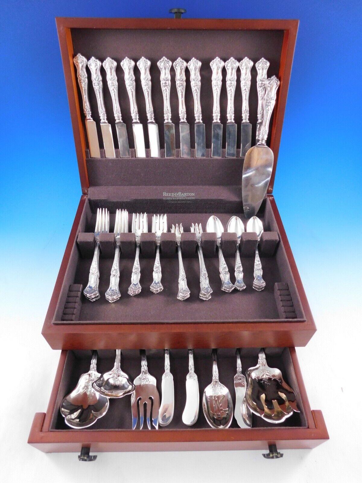 Raro juego de cubiertos de plata de ley Edgewood by International c1909 - 106 piezas. Este juego incluye:

12 Cuchillos normales c/cuchillas plateadas, 9 1/8 pulg.
12 Tenedores normales, 7
12 Tenedores de Ensalada, 6 1/4
12 cucharillas, 6
12