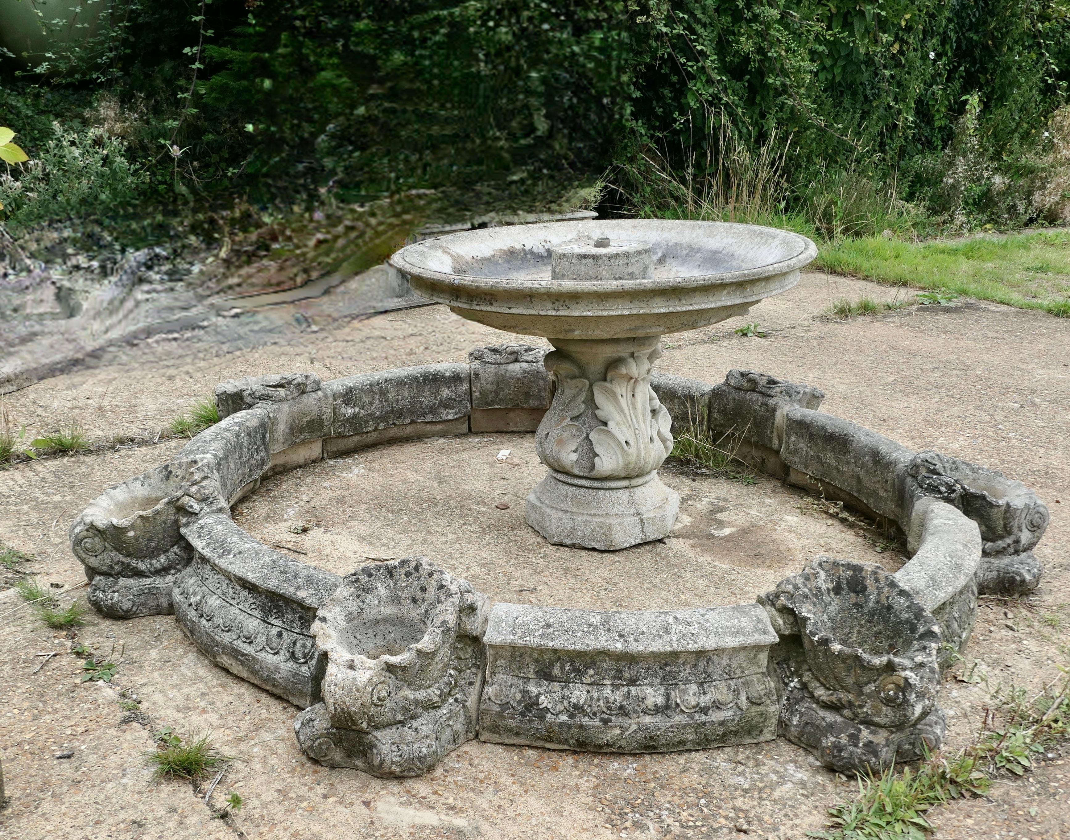 Bordures, fontaine circulaire, parterre, jardin d'herbes, puits de feu Bon état - En vente à Godshill, Isle of Wight