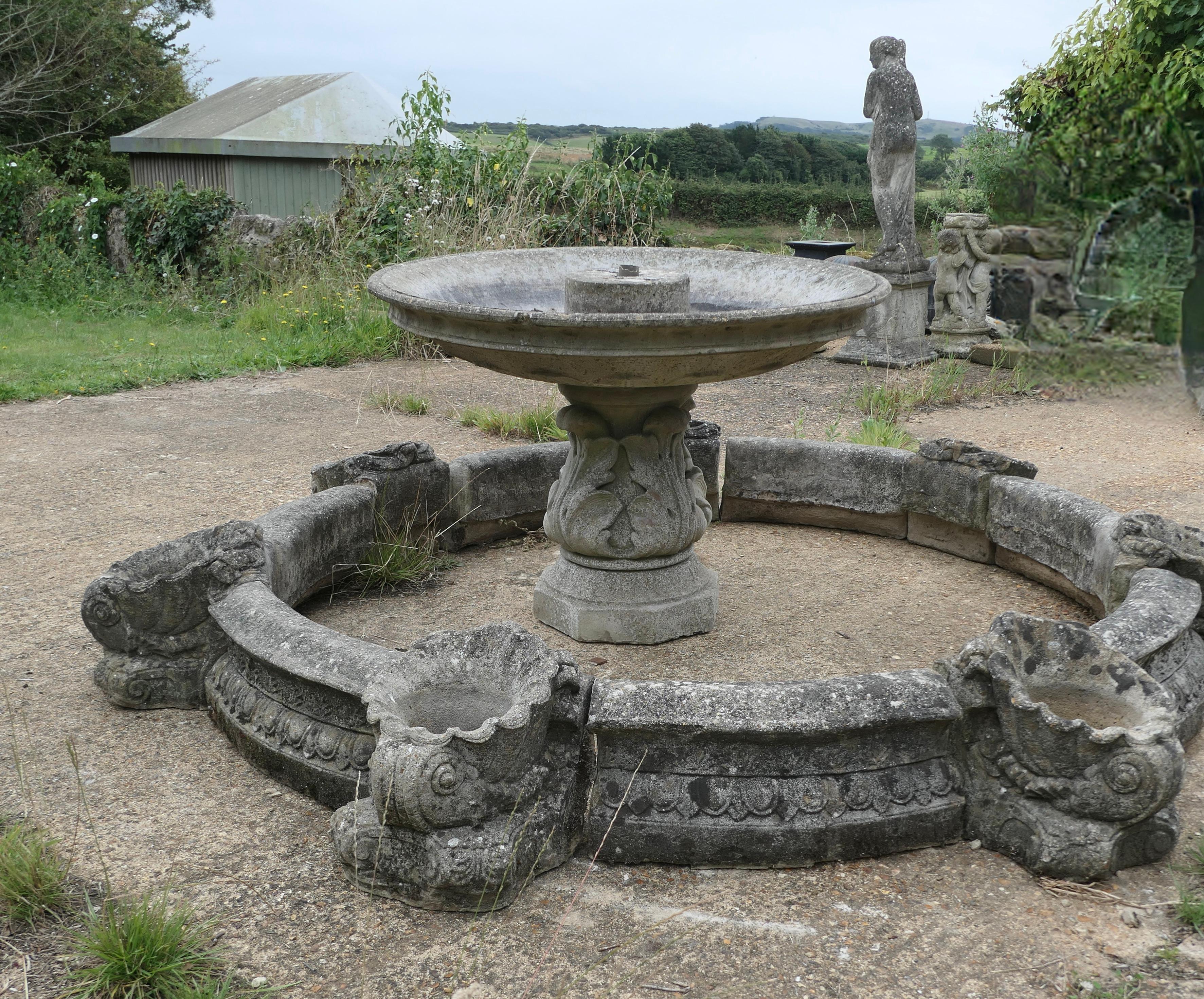 Bordures, fontaine circulaire, parterre, jardin d'herbes, puits de feu en vente 1