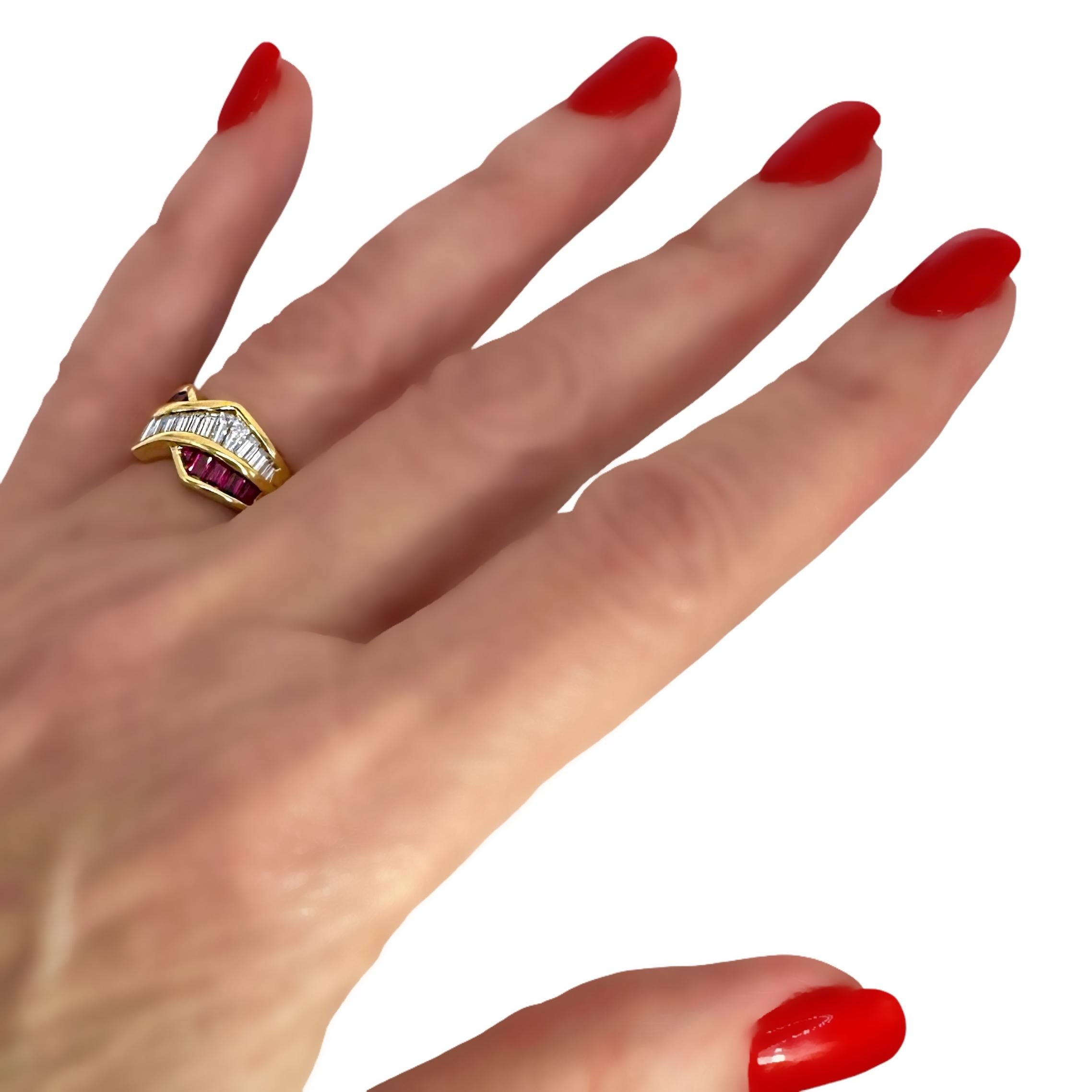 Anello a fascia con diamante e rubino Baguette in oro giallo 18 carati del tardo ventesimo secolo in vendita 4