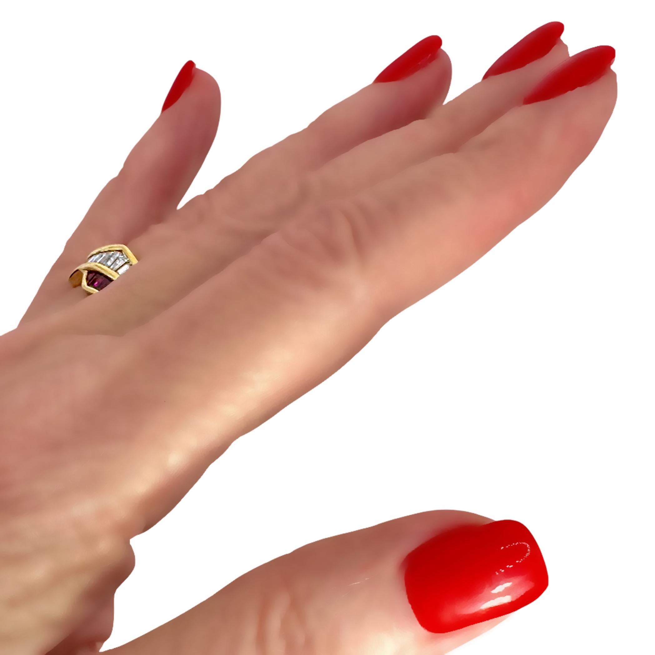 Anello a fascia con diamante e rubino Baguette in oro giallo 18 carati del tardo ventesimo secolo in vendita 5