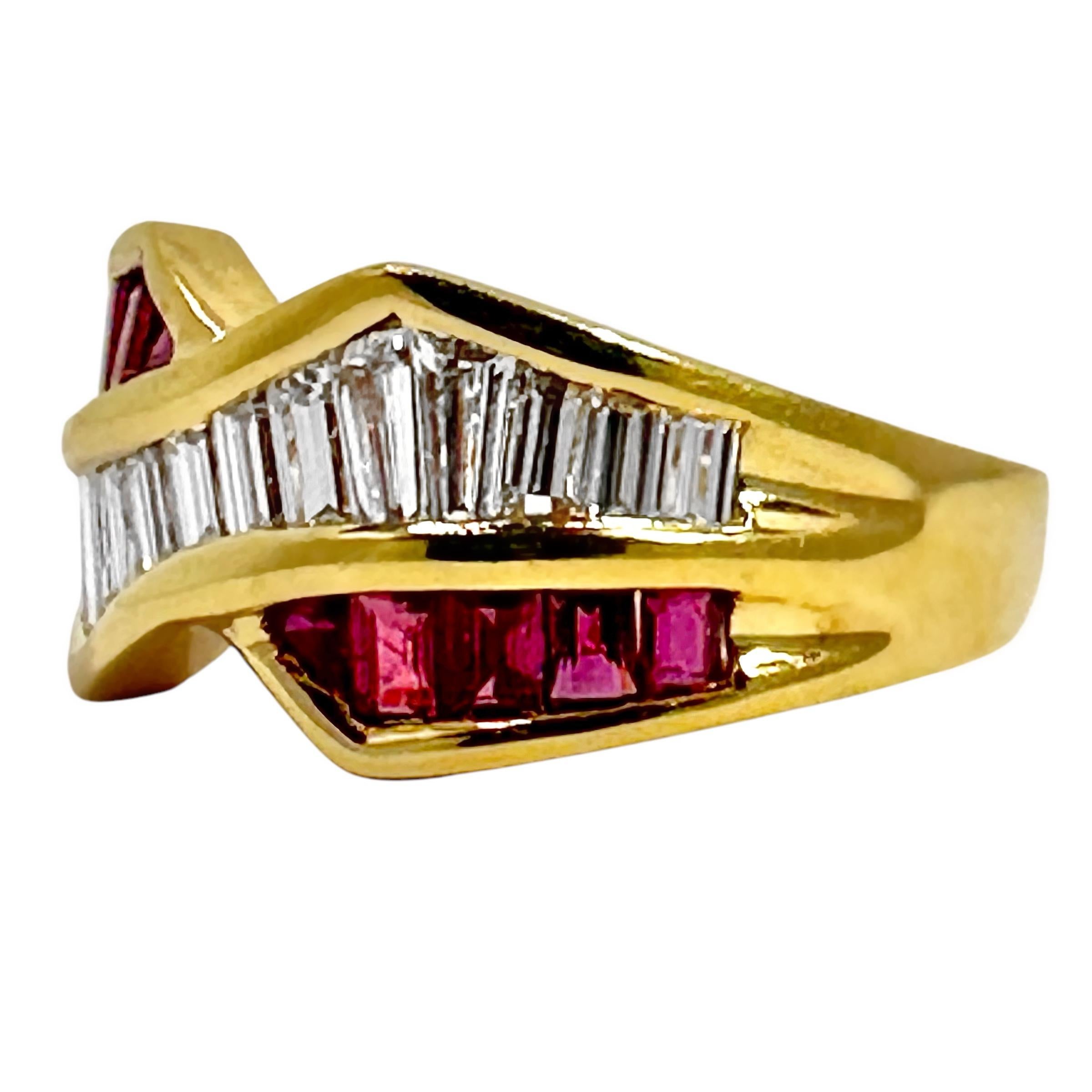 Questo straordinario anello a fascia in oro giallo 18 ct. è caratterizzato da diamanti baguette incastonati in una striscia che attraversa due pannelli di rubini baguette naturali ricchi e vibranti. Il design è semplice, lineare e molto estetico. I