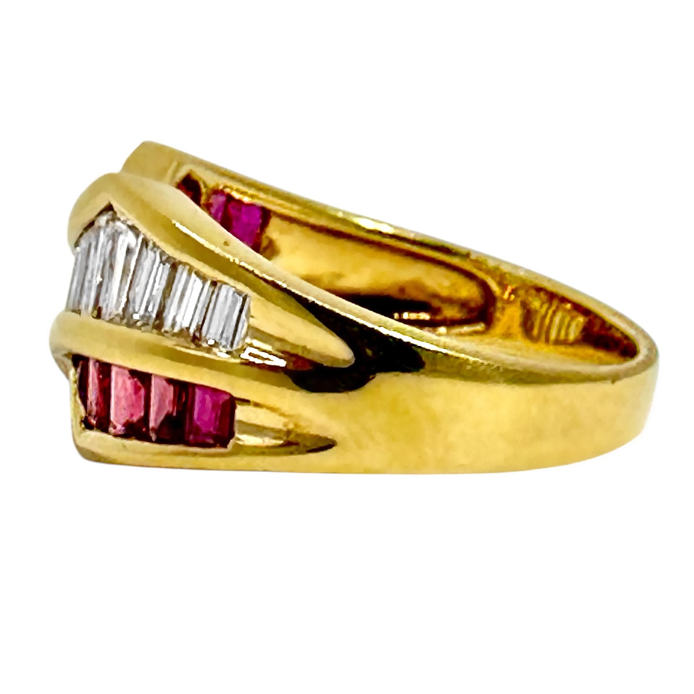 Moderno Anello a fascia con diamante e rubino Baguette in oro giallo 18 carati del tardo ventesimo secolo in vendita