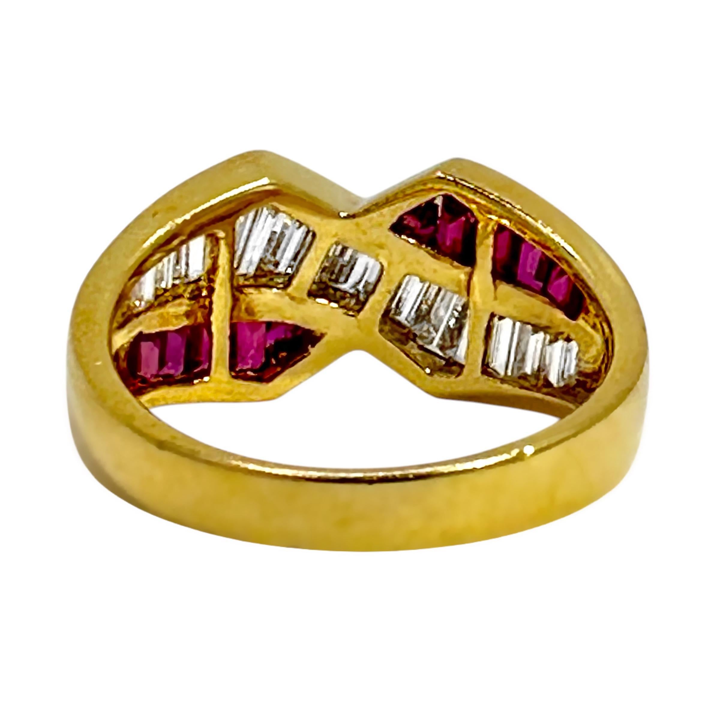 Taglio baguette Anello a fascia con diamante e rubino Baguette in oro giallo 18 carati del tardo ventesimo secolo in vendita