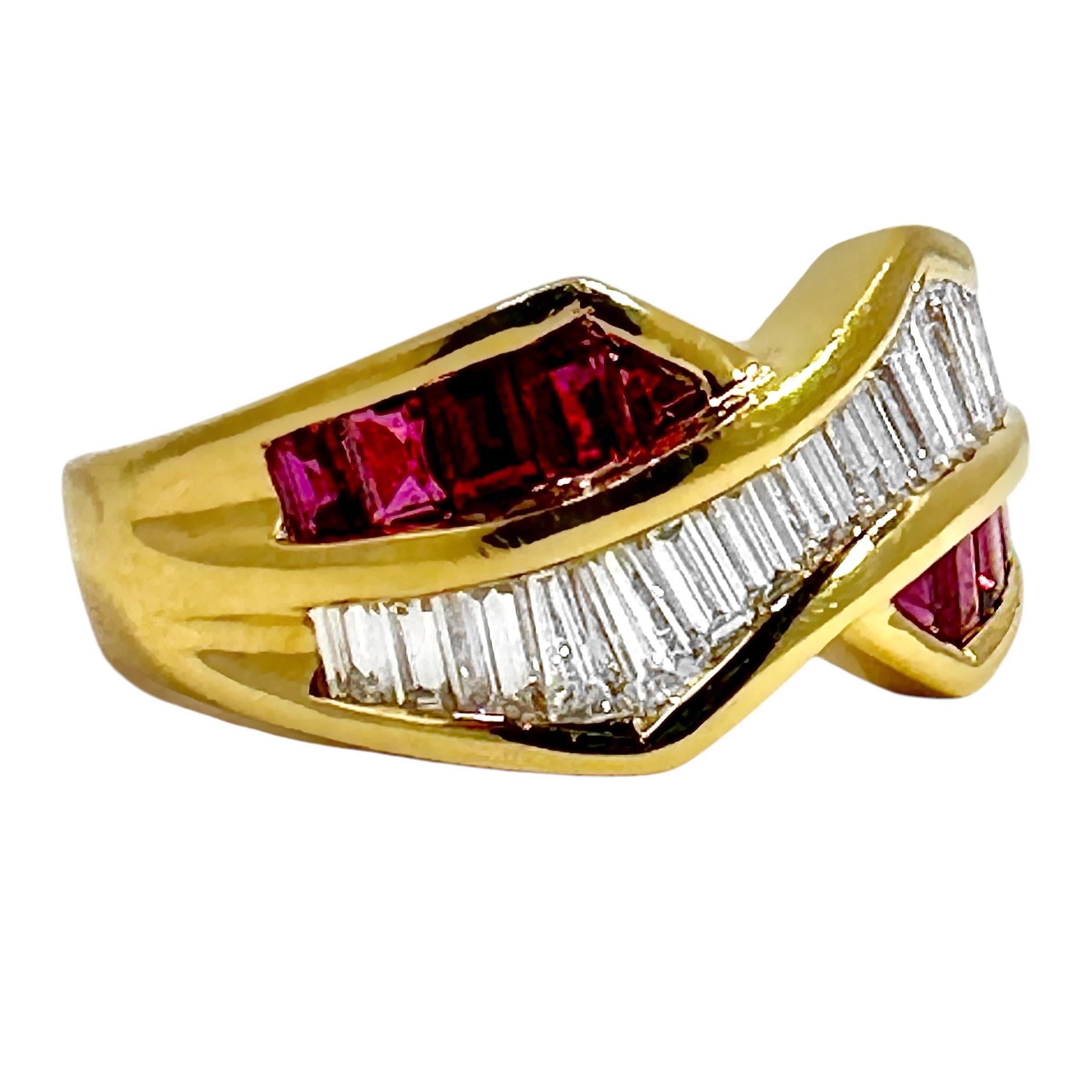 Donna Anello a fascia con diamante e rubino Baguette in oro giallo 18 carati del tardo ventesimo secolo in vendita