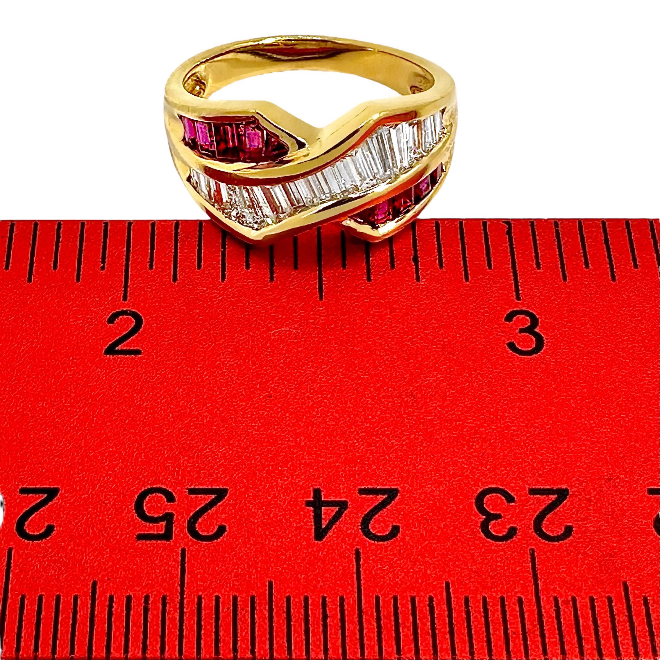 Anello a fascia con diamante e rubino Baguette in oro giallo 18 carati del tardo ventesimo secolo in vendita 1