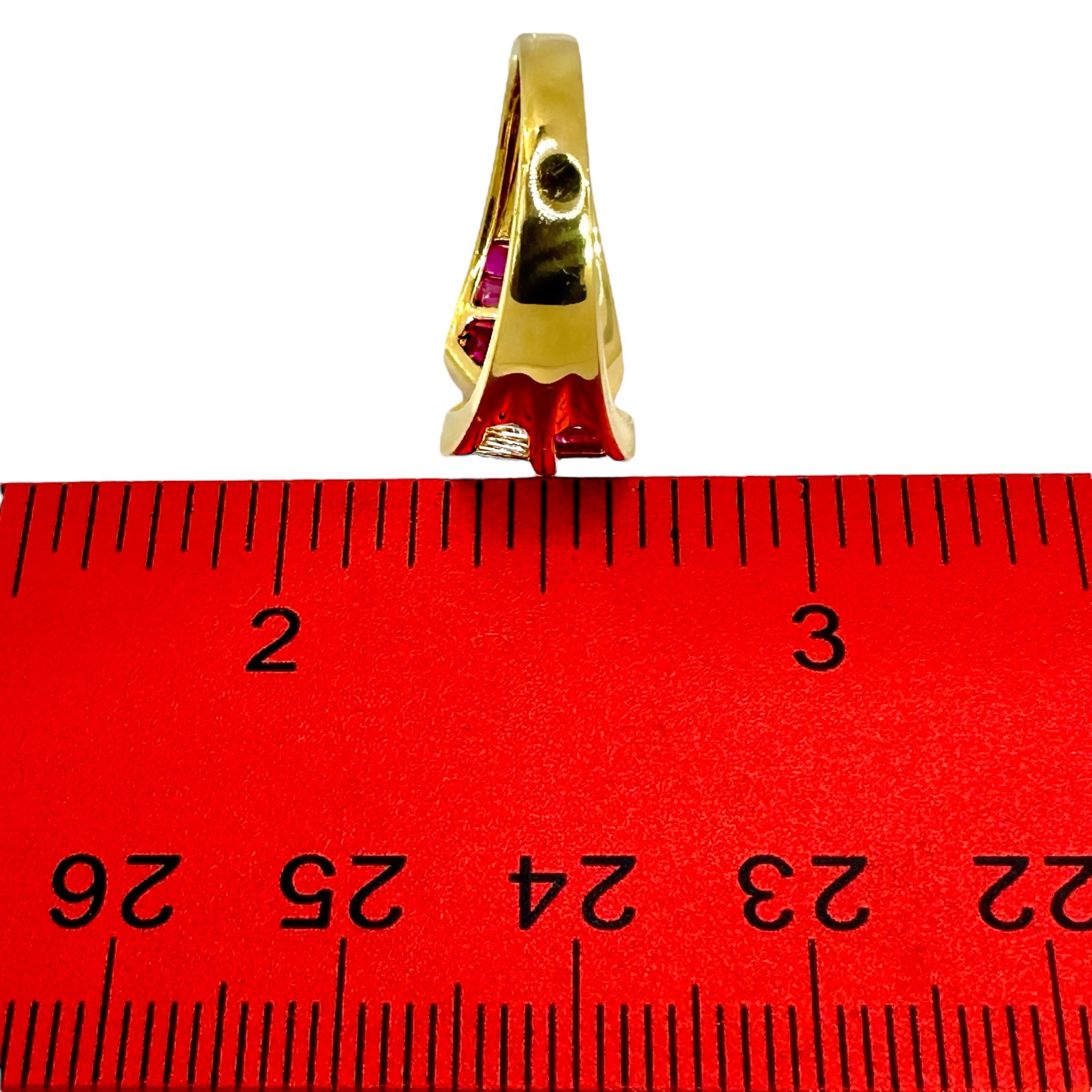 Anello a fascia con diamante e rubino Baguette in oro giallo 18 carati del tardo ventesimo secolo in vendita 2