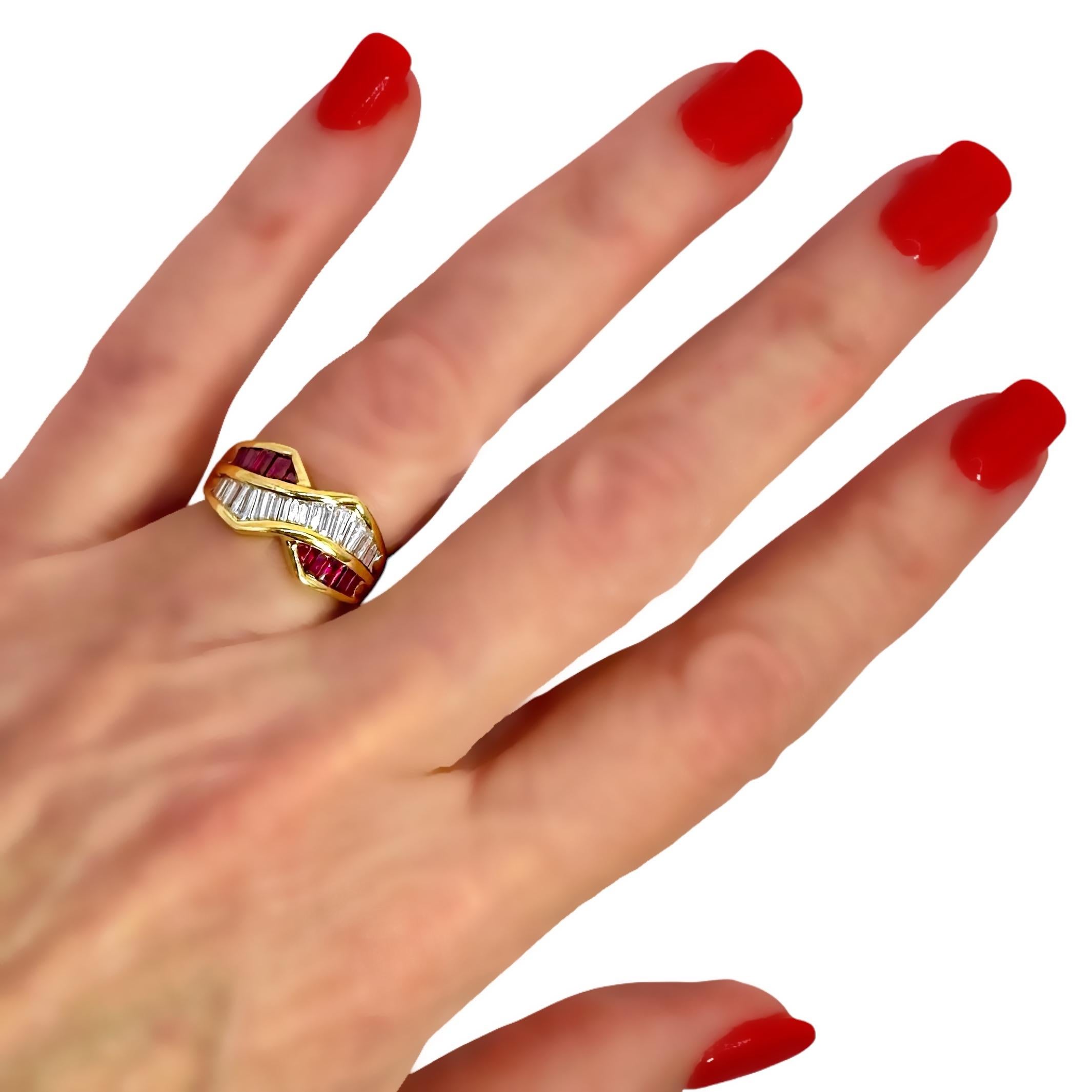 Anello a fascia con diamante e rubino Baguette in oro giallo 18 carati del tardo ventesimo secolo in vendita 3