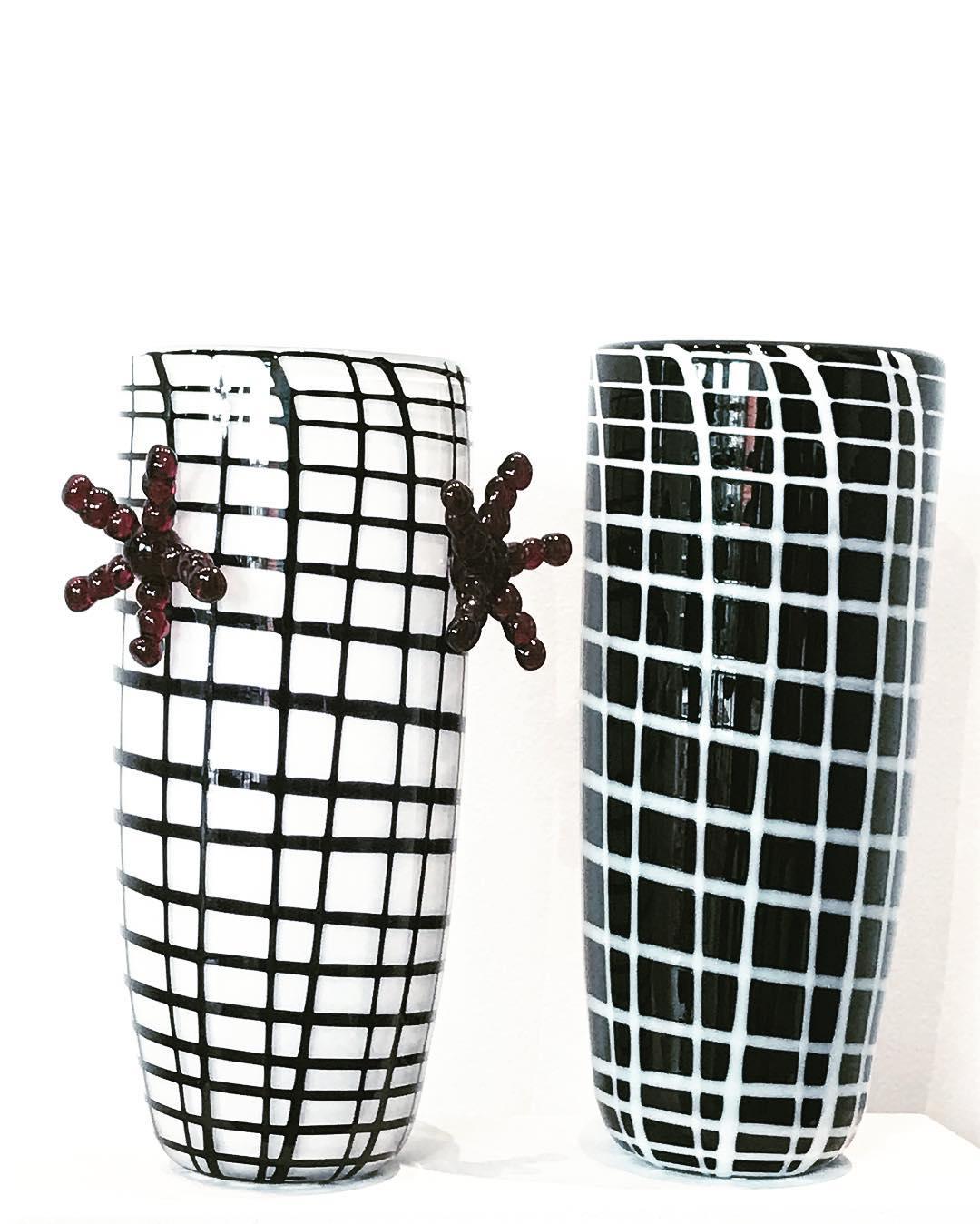 This unique vase designed by Elena Cutolo for Purho is part of a limited edition inspired by Andy Warhol's muse, Edie Sedgwick. An icon of the 60s style, Edie is represented here in a stylized rendition of her oversized black and white checkers
