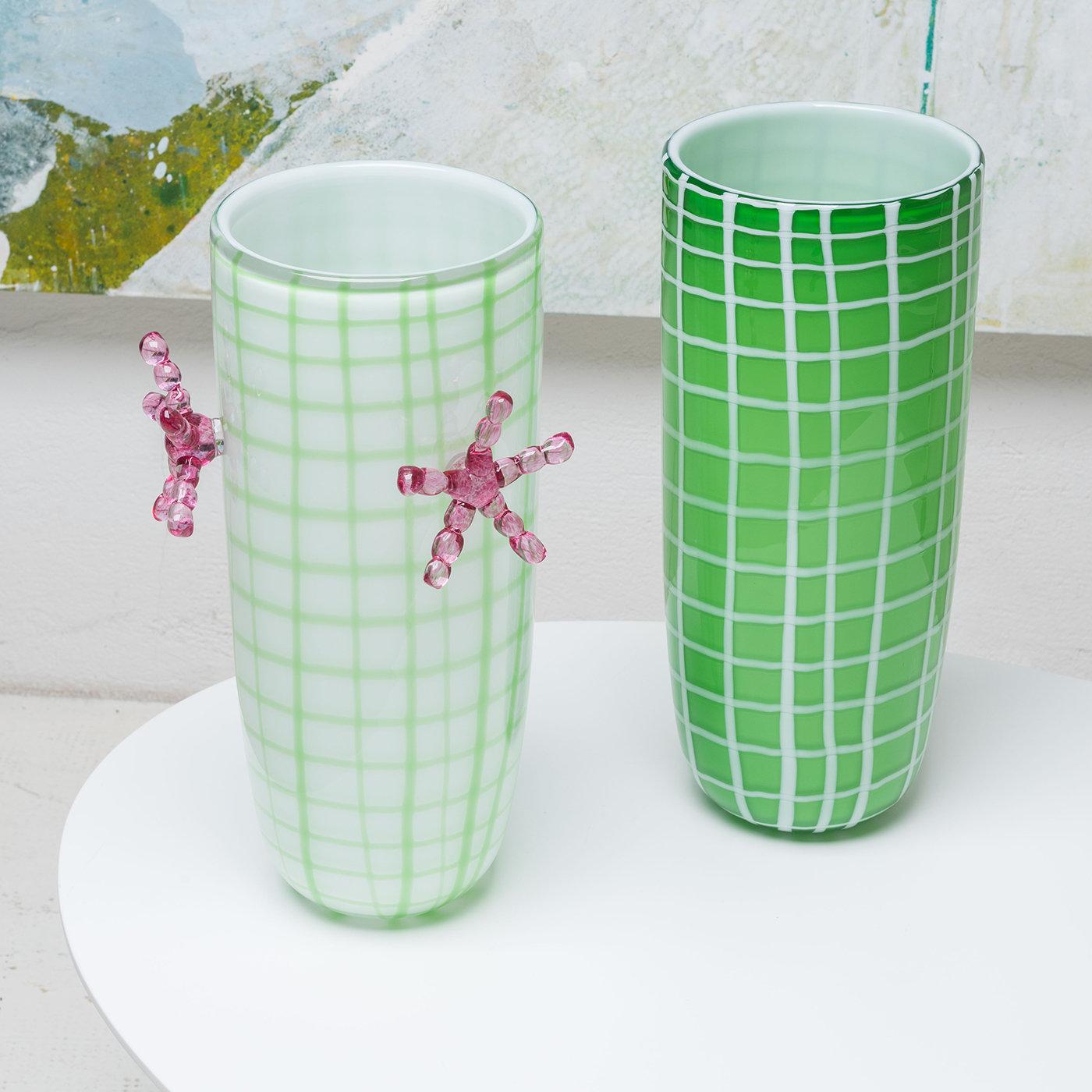 Conçu par Elena Cutolo et fabriqué en verre précieux de Murano soufflé à la bouche en édition limitée, ce vase allongé est un exemple étonnant de la combinaison de l'artisanat traditionnel et d'une allure rétro-chic inspirée du style des années 60.