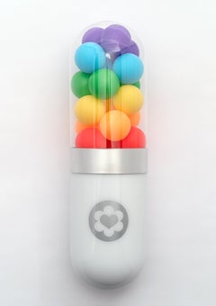 Love Wins - Scultura da parete con pillole di vetro dai colori dell'arcobaleno