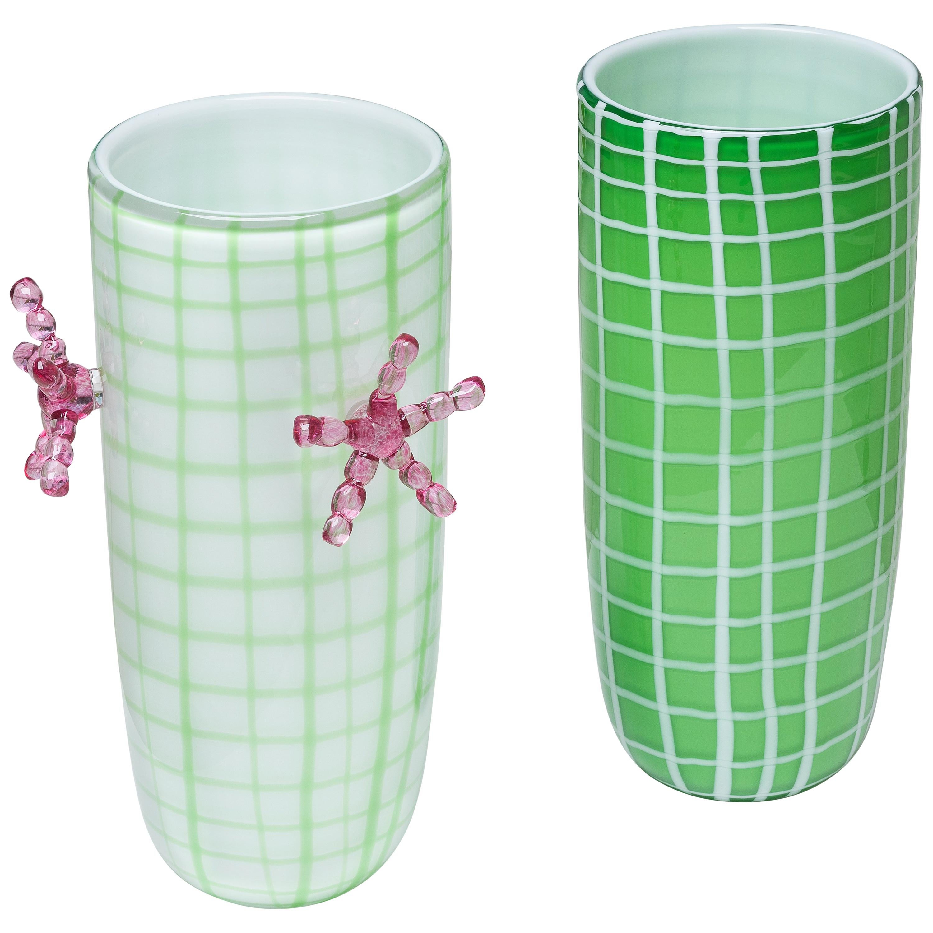 Vaso EDIE di Elena Cutolo del XXI secolo in vetro di Murano di vari colori.
Edie Sedgwick era la musa di Andy Warhol, un simbolo degli anni '60, che indossava sempre orecchini oversize e calzini neri. Elena Cutolo, designer di talento formatasi