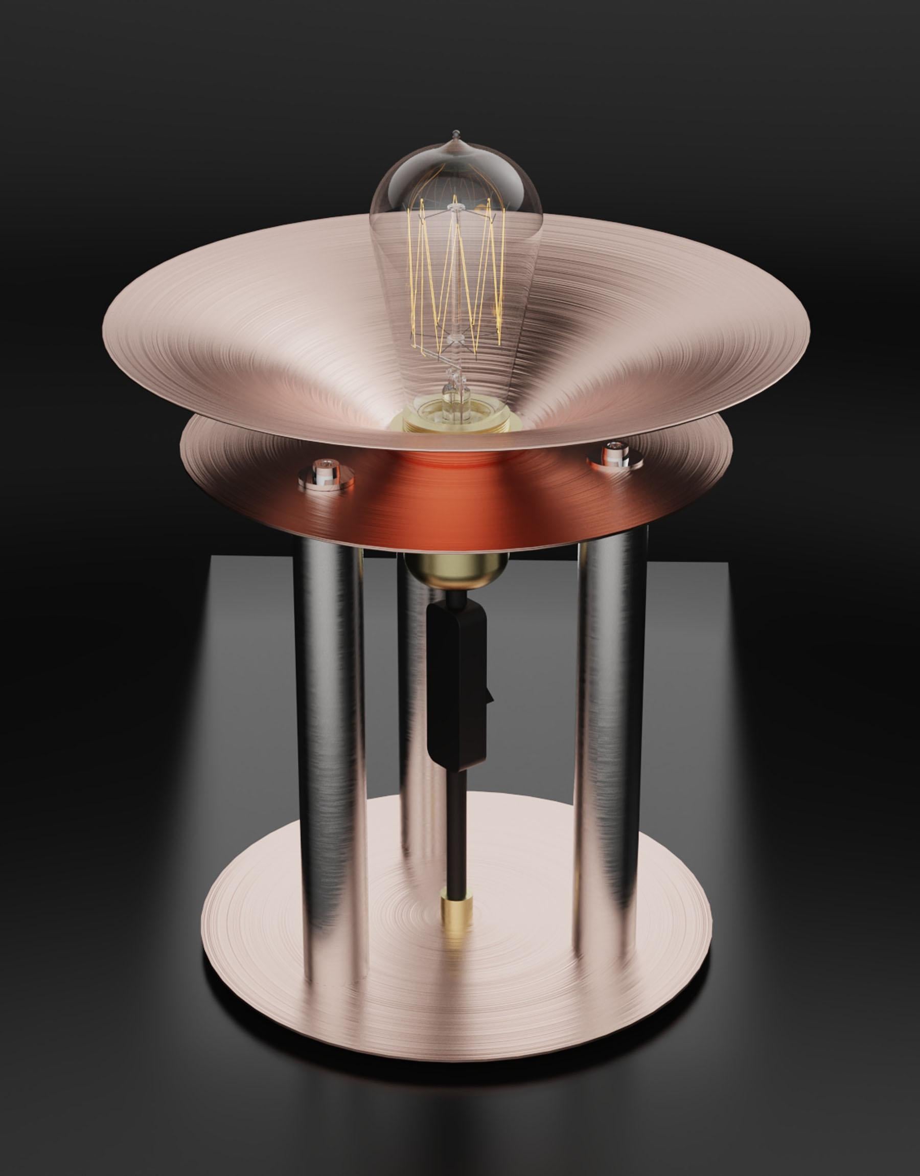 Add a touch of elegance and prestige to your interior with our industrial-style table lamp in genuine copper. This
unique lamp features two 200mm-diameter copper discs linked by three 304L stainless steel pillars, offering
unrivalled durability. The