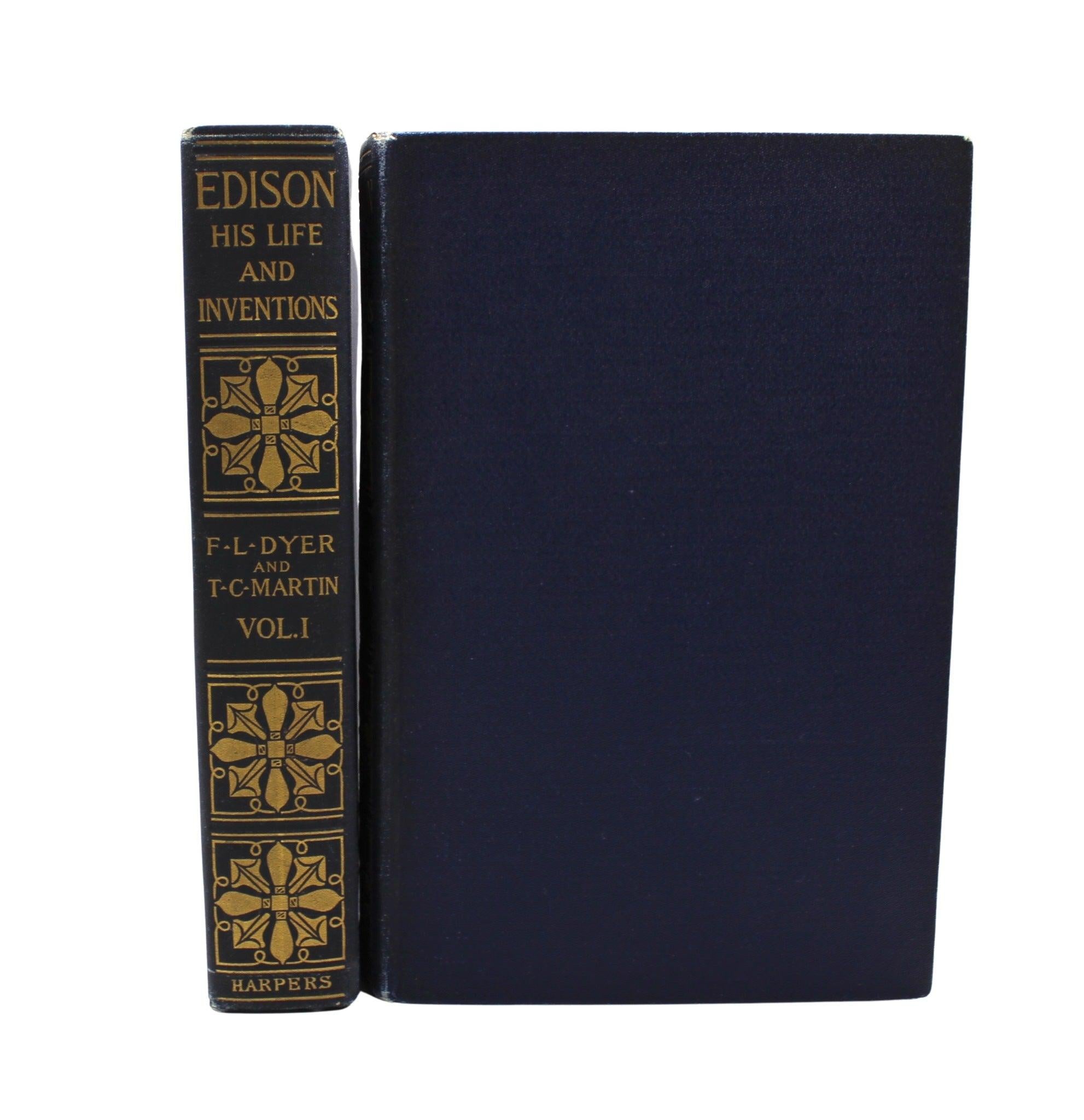 Dyer, Frank Lewis e Thomas Commerford Martin. Edison: La sua vita e le sue invenzioni. New York: Harper & Bros., 1910. Prima edizione. Due volumi. Ottavo. In cartoncino originale dell'editore con timbri e titoli dorati sulle tavole e sulla colonna