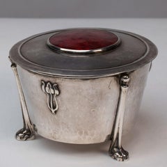 C R Aschenbecher Attr. Arts and Crafts Silbertopf mit floralen Details und einem roten Emaille-Deckel