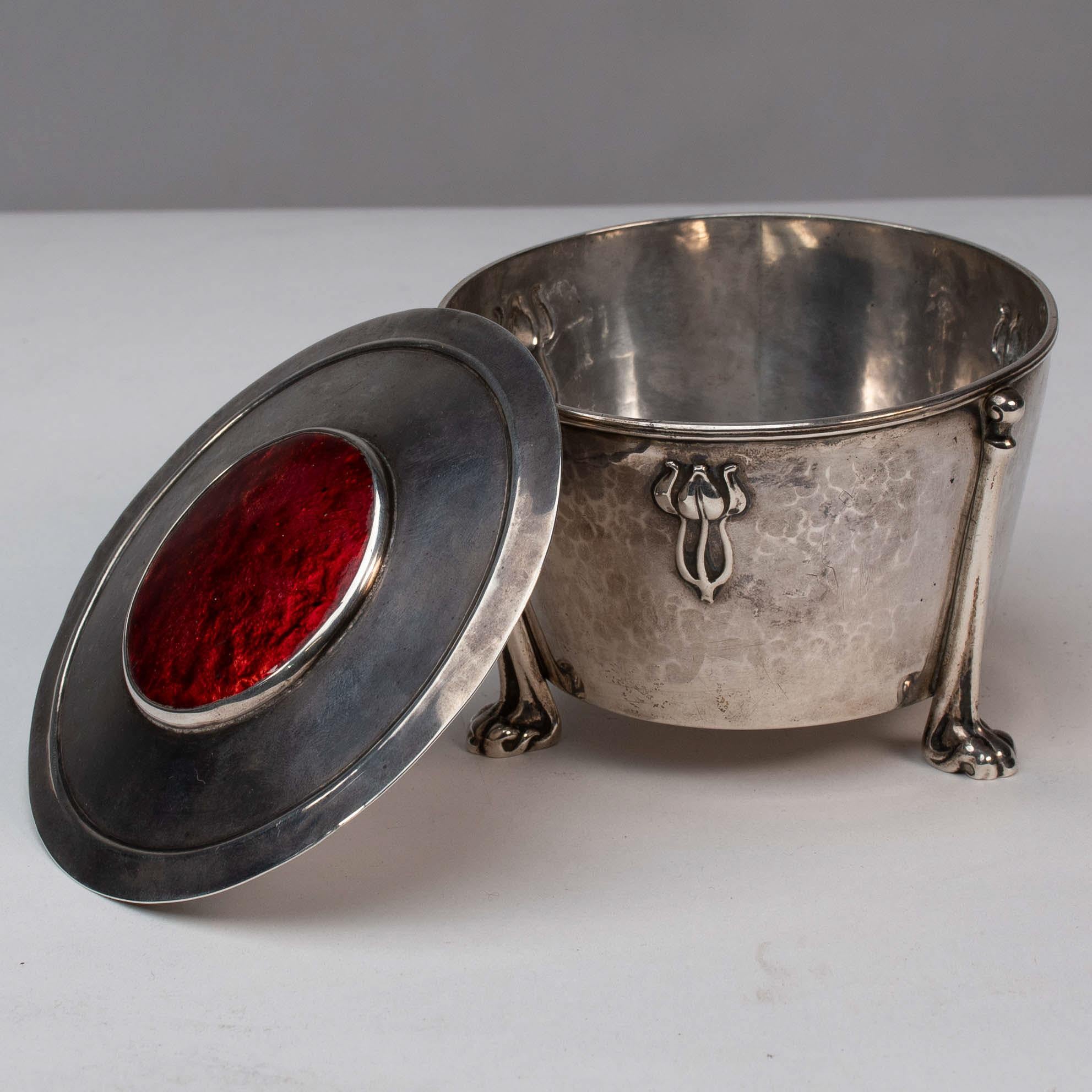 Edith Dawson. An Arts & Crafts Silver Pot with Floral Details & A Red Enamel Lid In Good Condition For Sale In London, GB