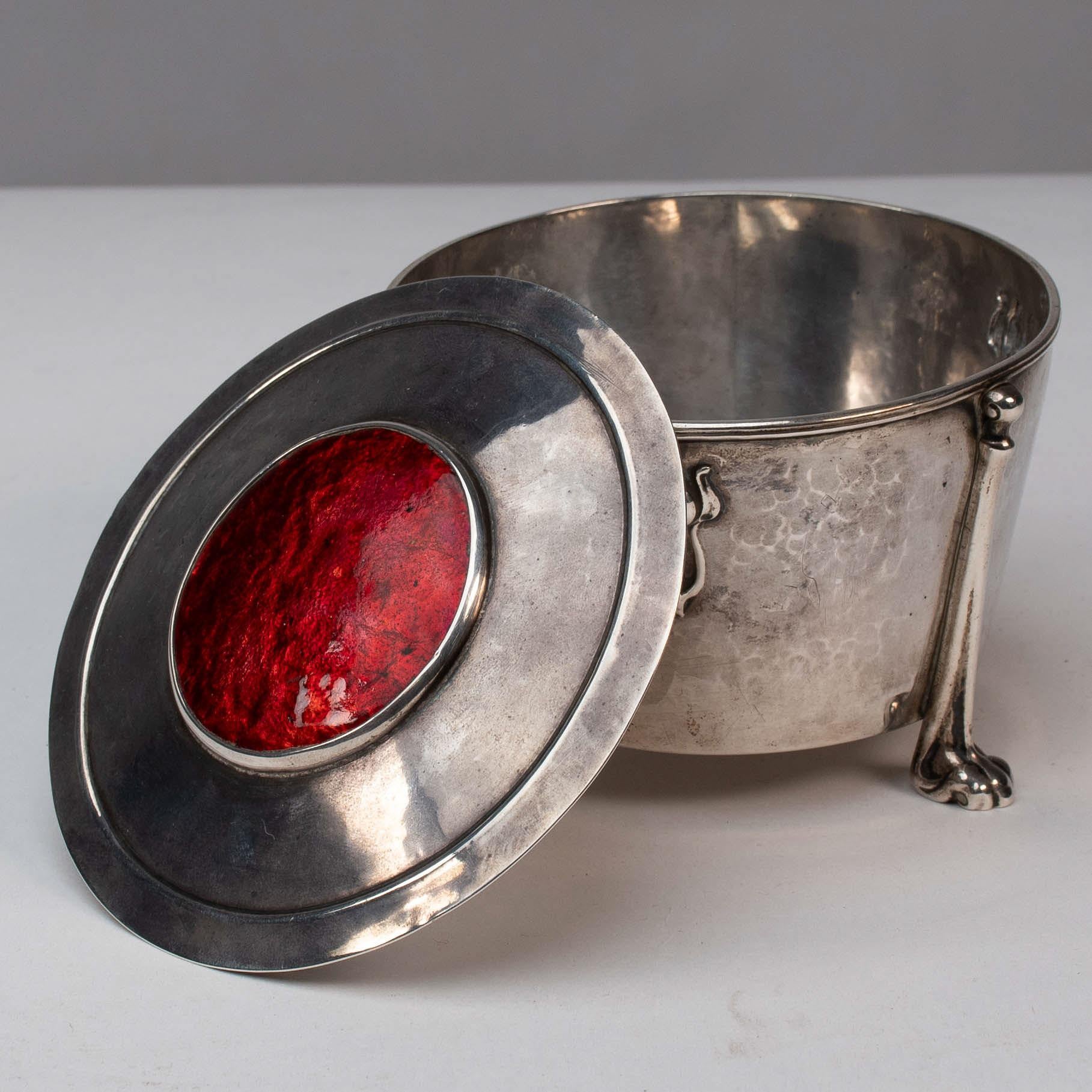 Edith Dawson. Olla de plata Arts & Crafts con detalles florales y tapa de esmalte rojo Silver en venta