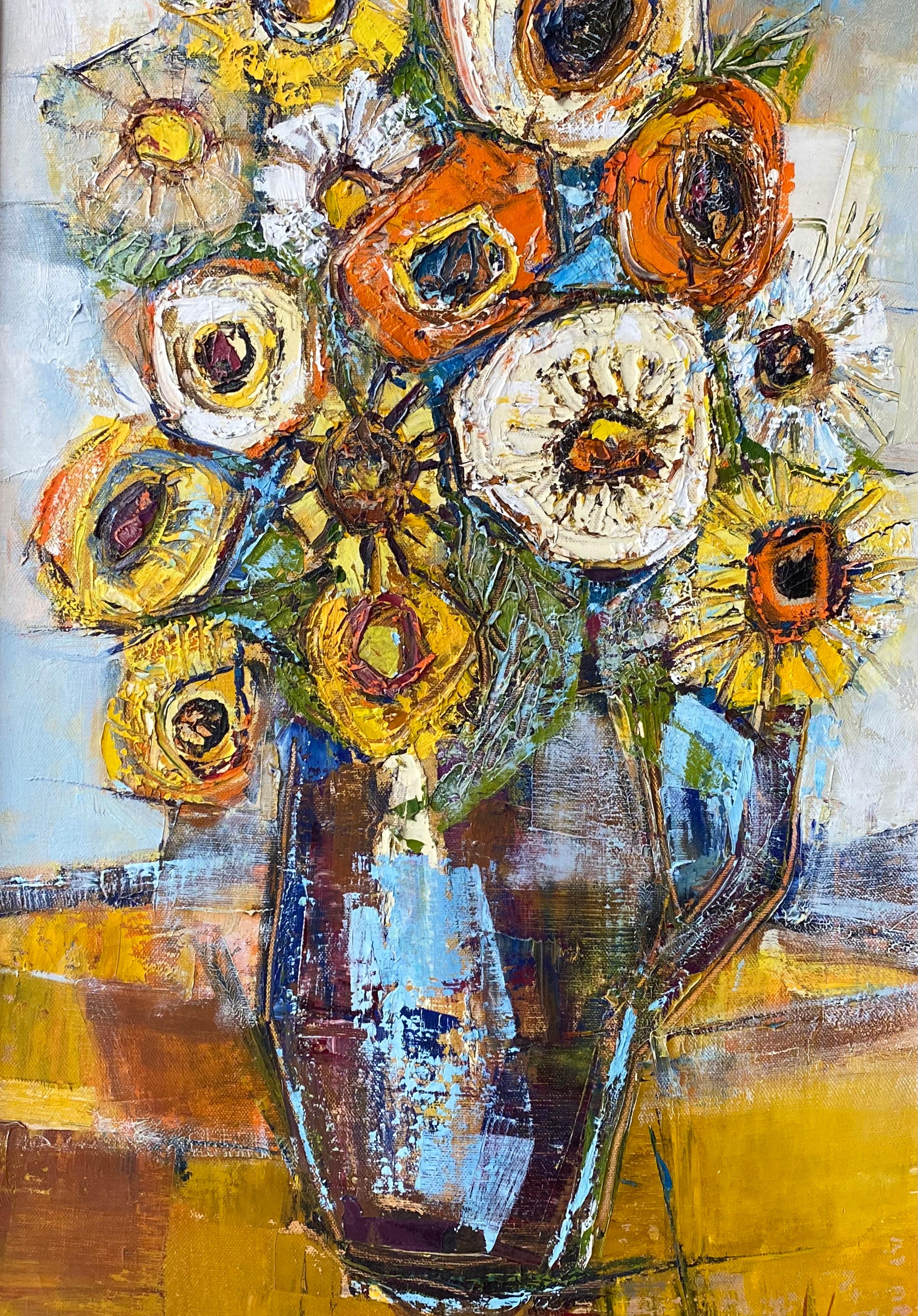 He aquí, para su consideración, un jarrón ricamente pintado con una gruesa técnica de empaste, vibrante y estilizado, rebosante de amapolas y girasoles.  Firmado por la artista Edith E. Ferullo abajo a la derecha 