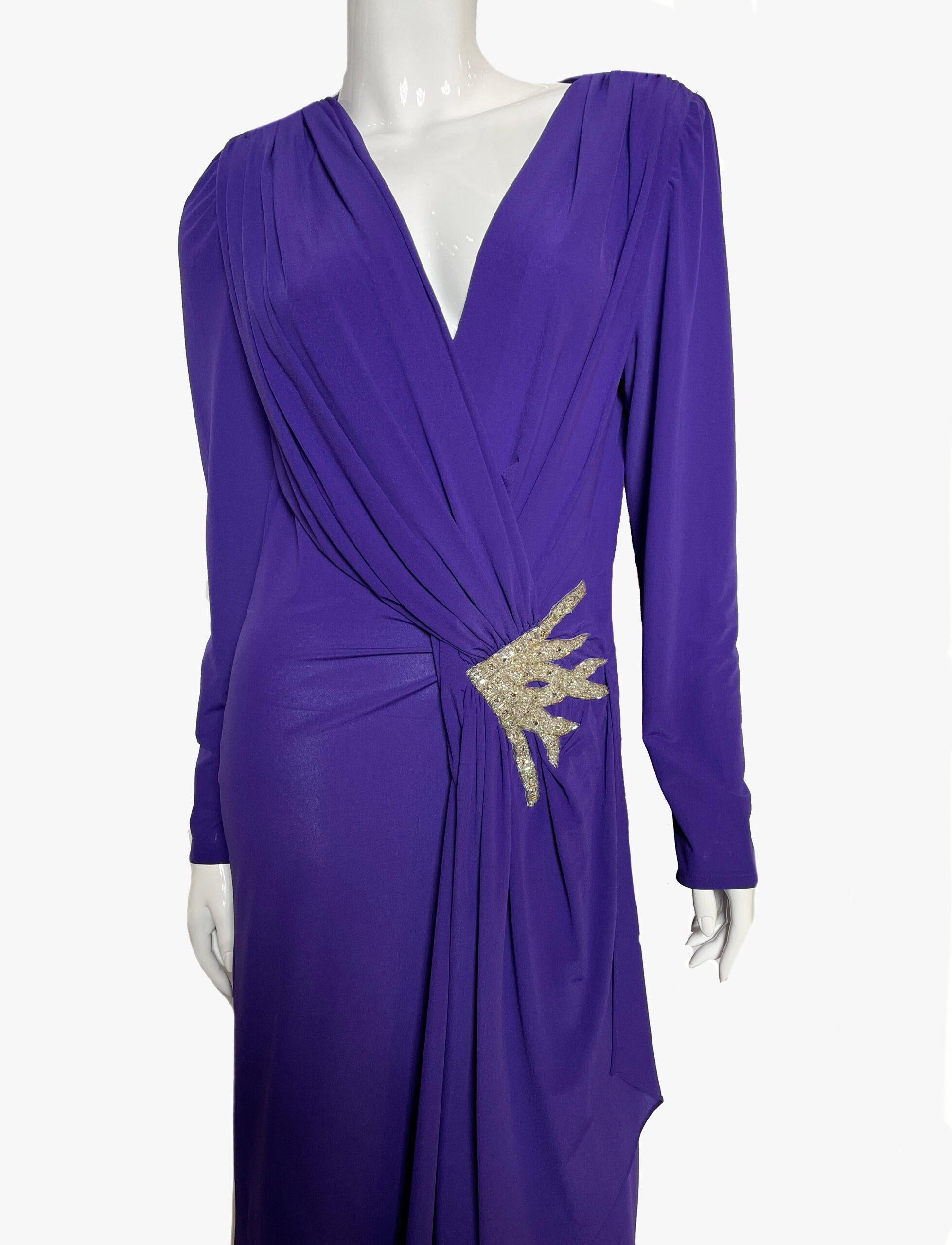 Atemberaubendes Couture-Kleid im Vintage-Stil, drapiert und mit Perlen und Steinen verziert.
Zeitraum: 1980s
Schulterpads. Es gibt keine Etiketten mit der Zusammensetzung, es fühlt sich an wie Chiffon. 
Größe - М
Sehr guter