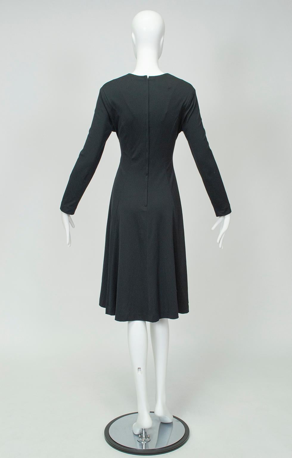 Robe de jour disco tourbillonnante en jersey noir avec corsage plongeant - M, années 1960 Pour femmes en vente