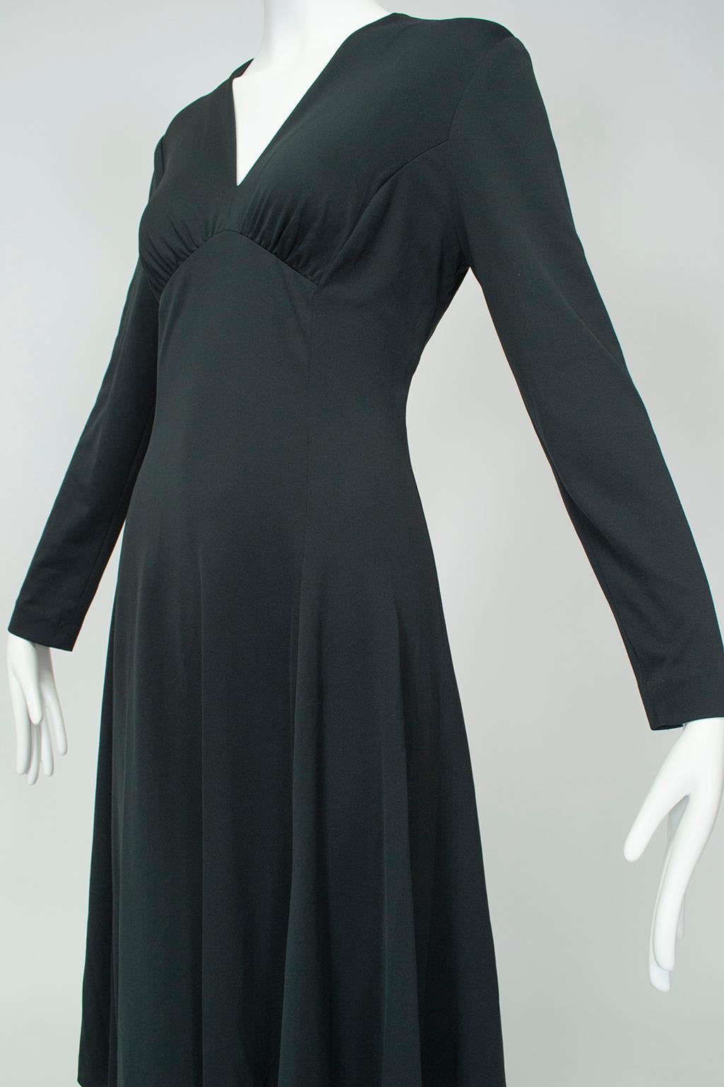 Swirling Black Jersey Disco Day Dress with Plunging Bodice – M, 1960s In Excellent Condition For Sale In Tucson, AZ