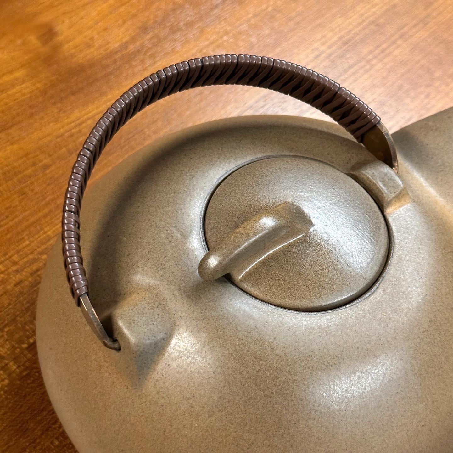 Seductive simplicity in a stoneware teapot. Bronze handle wrapped in plastic ‘rattan’. Edith Heath for Heath Ceramics, Sausalito, CA, 1949-1951. Excellent vintage condition.

In 1949, The New Yorker featured an article describing Heath Ceramic's