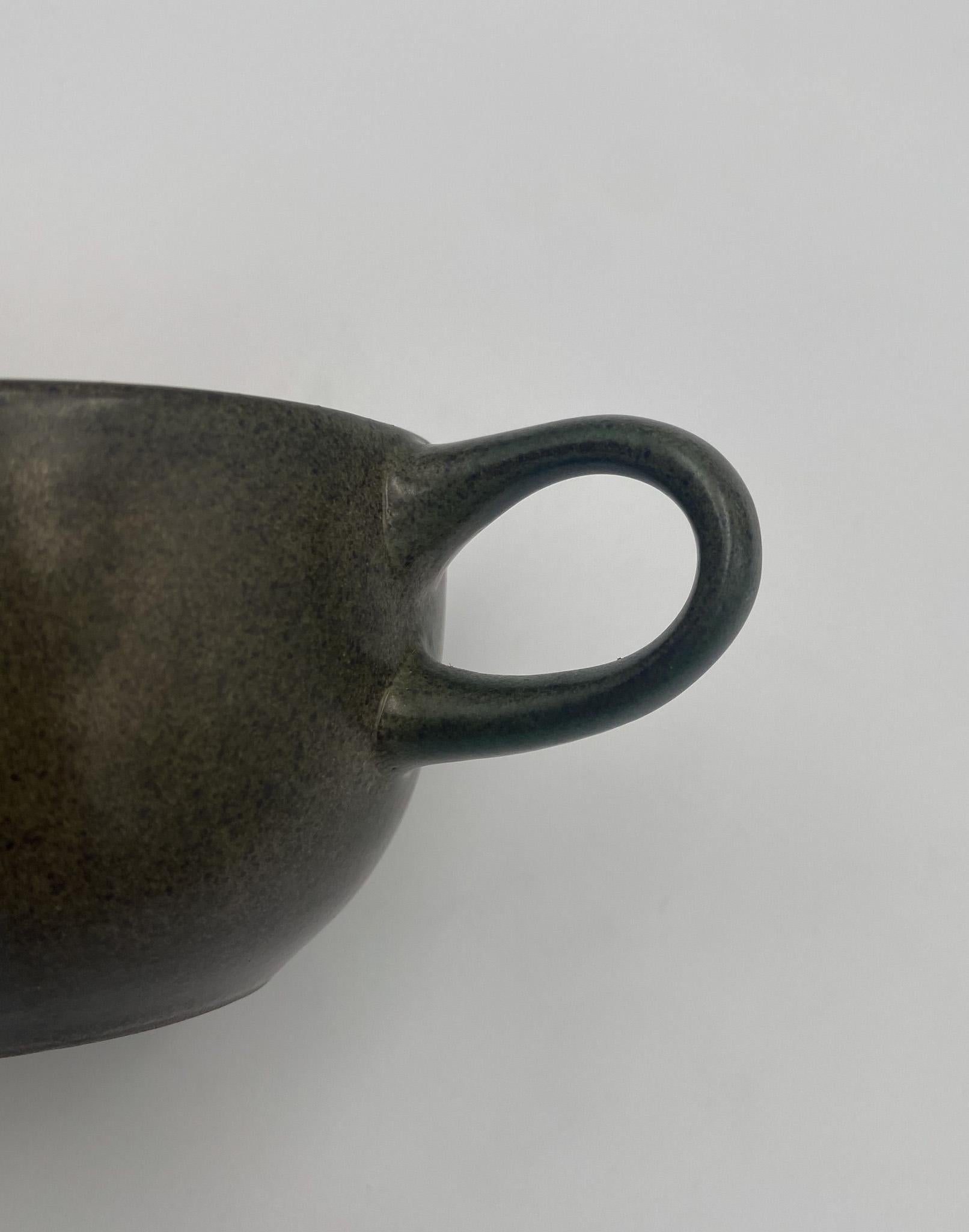 20ième siècle Coupe Line Pottery Sea & Sand Ceramic Cup Edith Heath, vers 1960 en vente