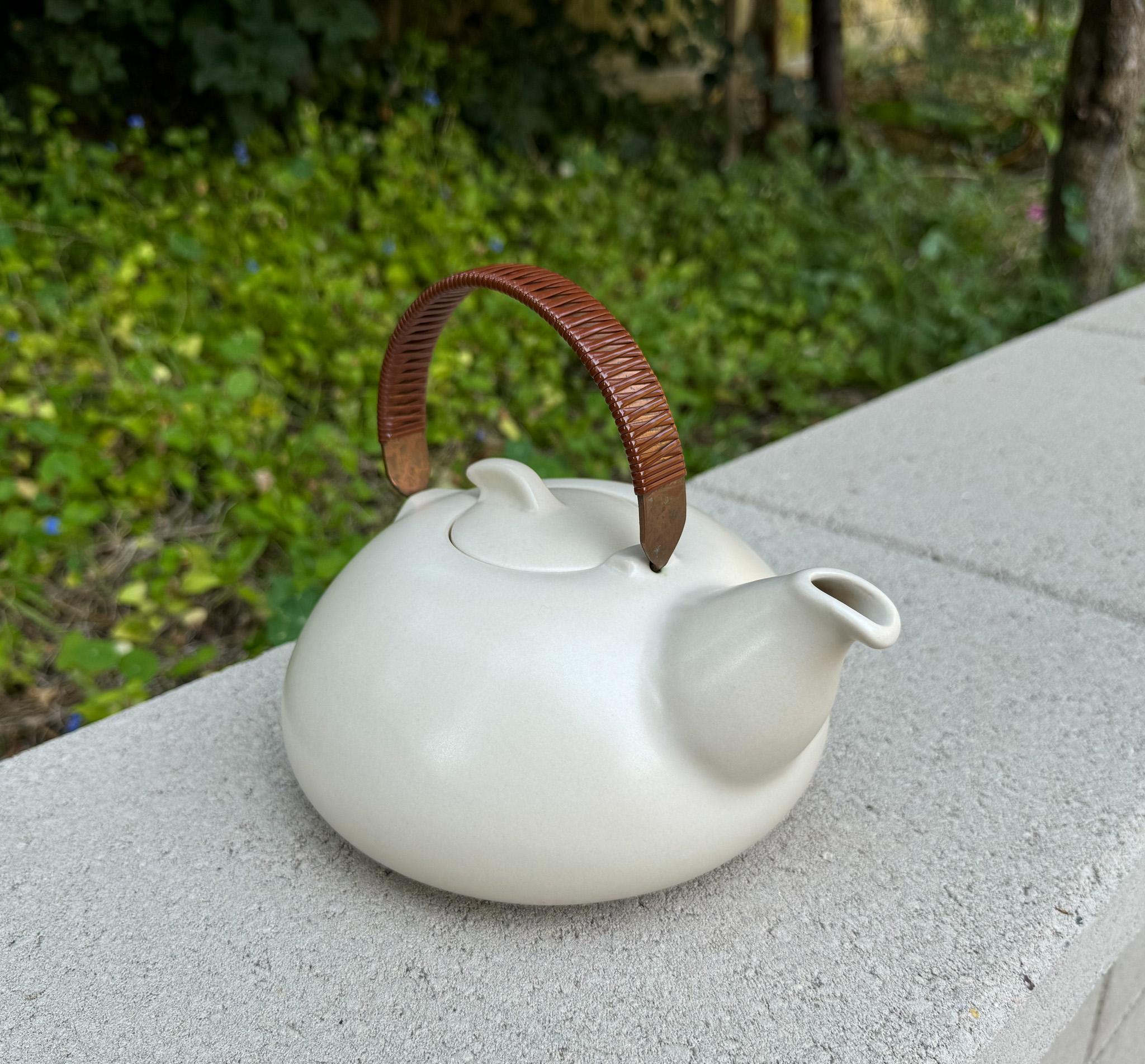 Edith Heath Pottery Ceramic Teapot, California, c.1960.  Very good original condition.  

Measures: 8.5