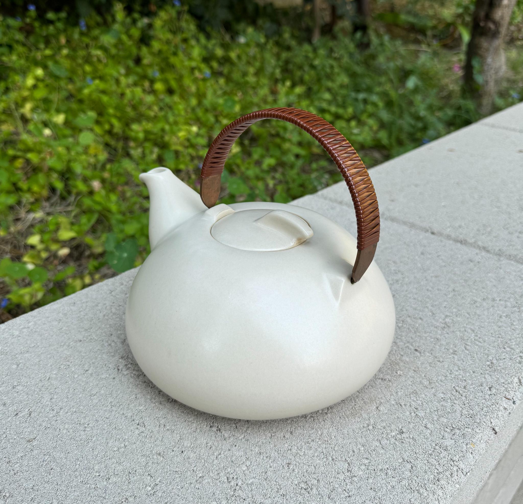Edith Heath Pottery Ceramic Teapot, California, c.1960 In Good Condition In San Juan Capistrano, CA
