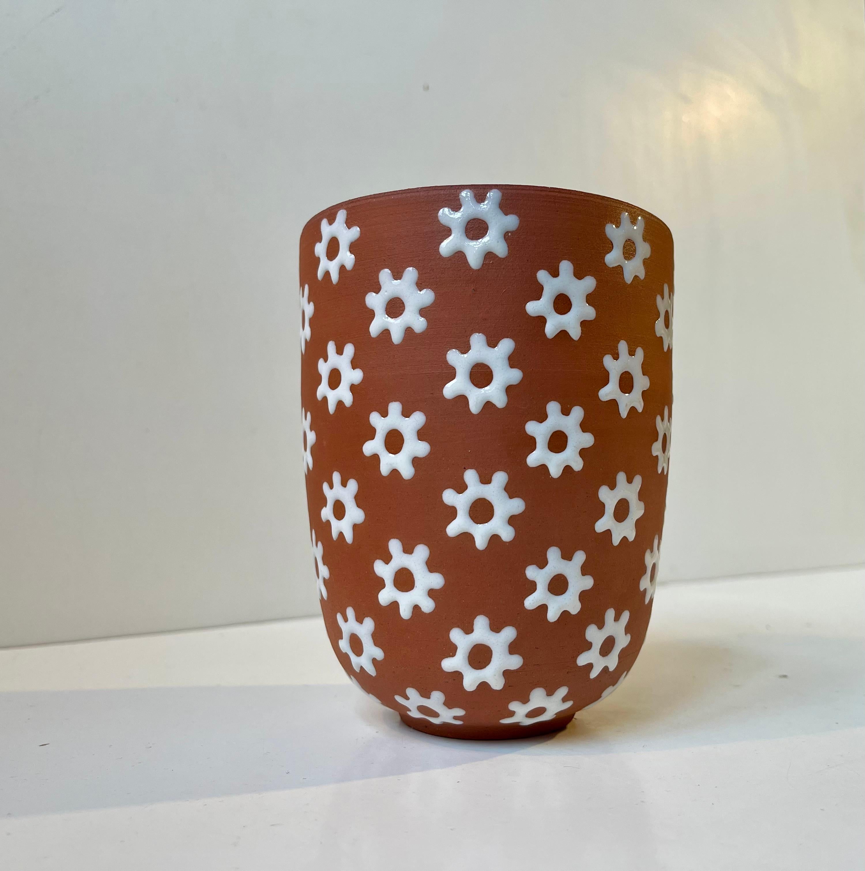 Edith Nielsen Keramikvase mit weißen Blumen für Zeuthen 1950er Jahre (Moderne der Mitte des Jahrhunderts) im Angebot