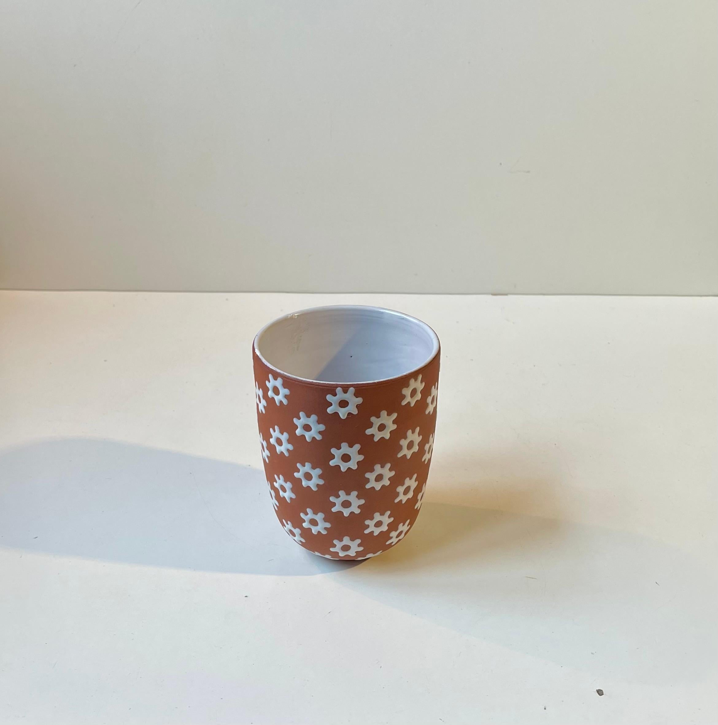 Edith Nielsen Keramikvase mit weißen Blumen für Zeuthen 1950er Jahre (Dänisch) im Angebot