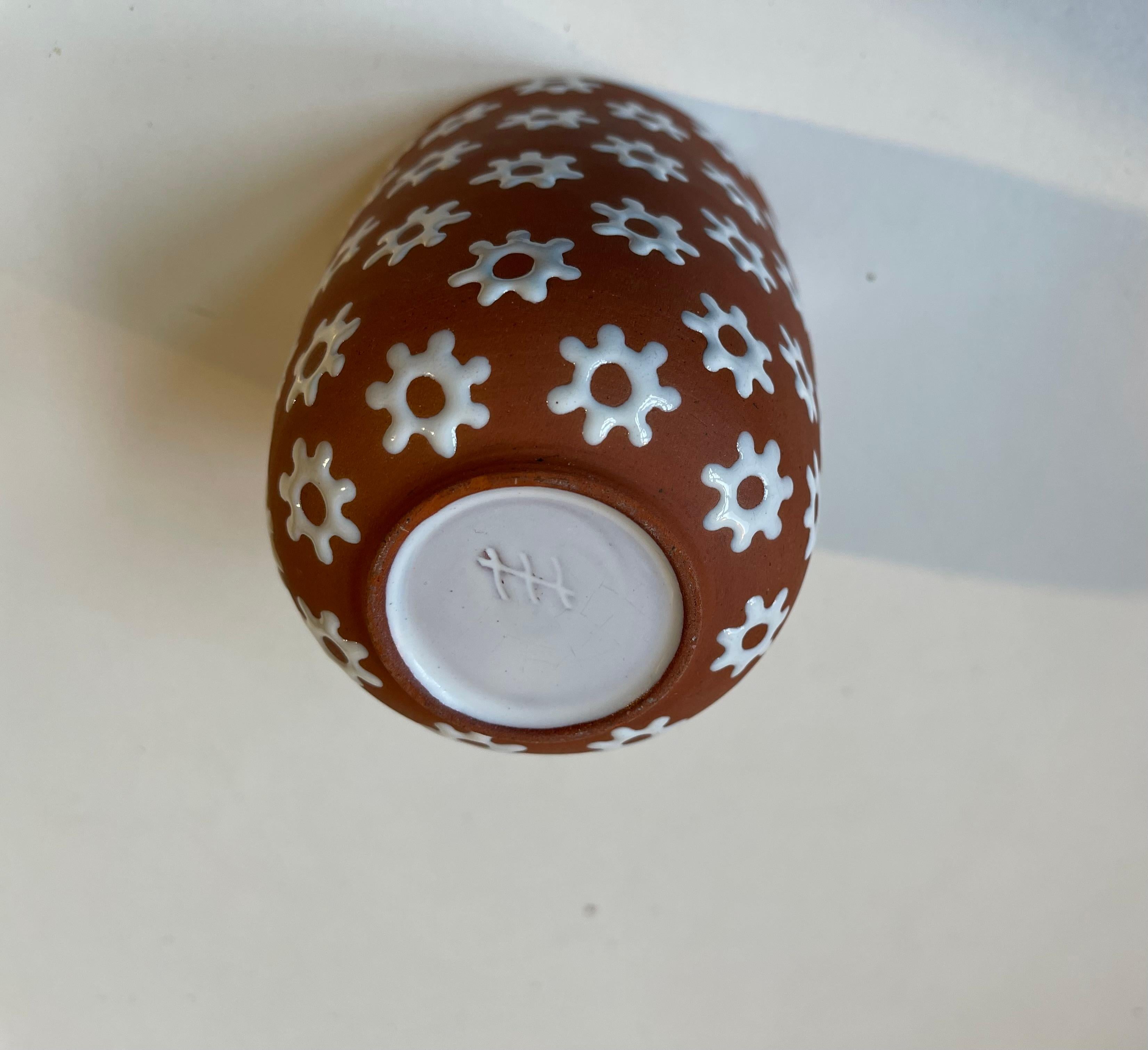Edith Nielsen Keramikvase mit weißen Blumen für Zeuthen 1950er Jahre (Glasiert) im Angebot