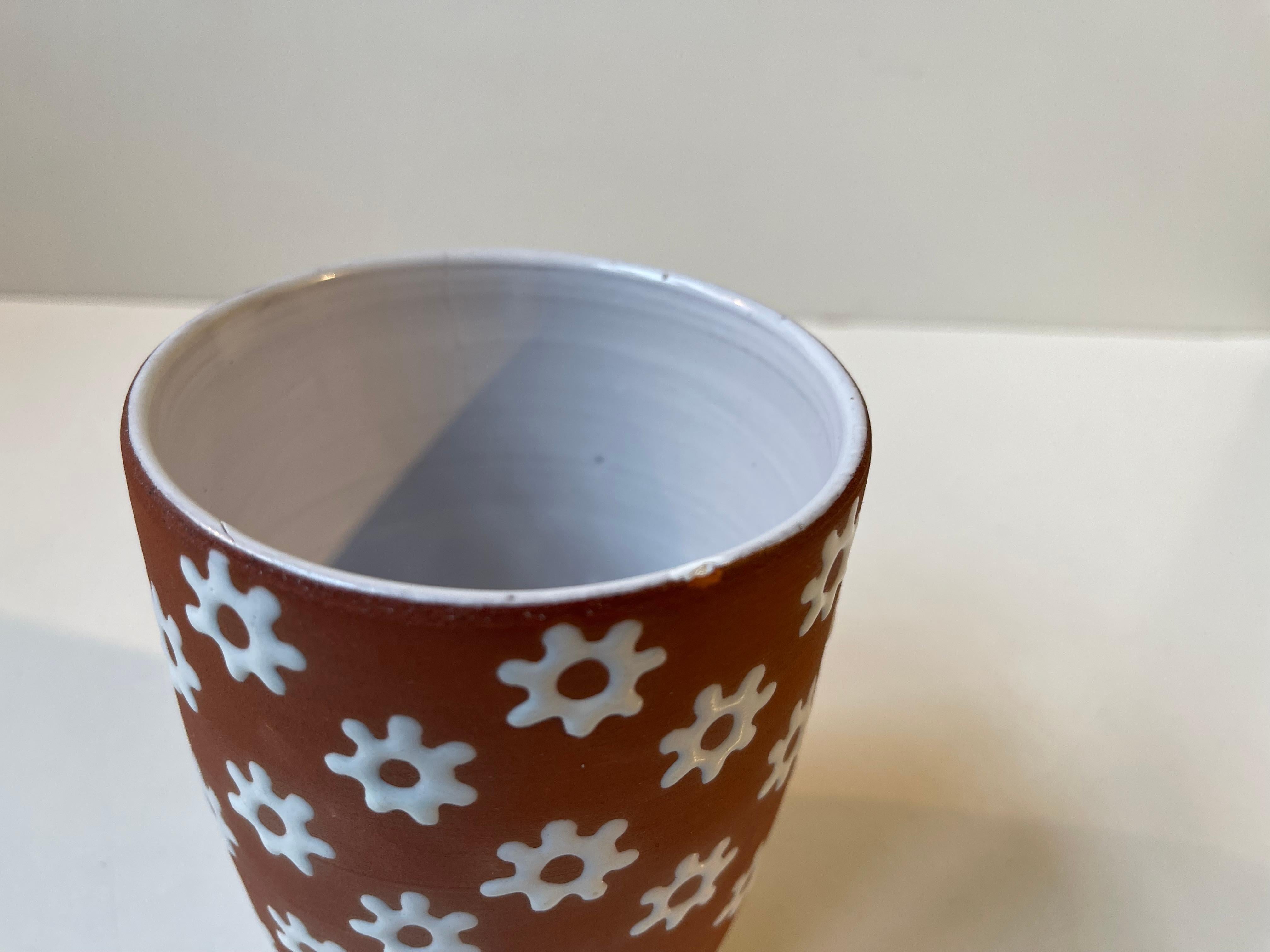 Edith Nielsen Keramikvase mit weißen Blumen für Zeuthen 1950er Jahre (Mitte des 20. Jahrhunderts) im Angebot